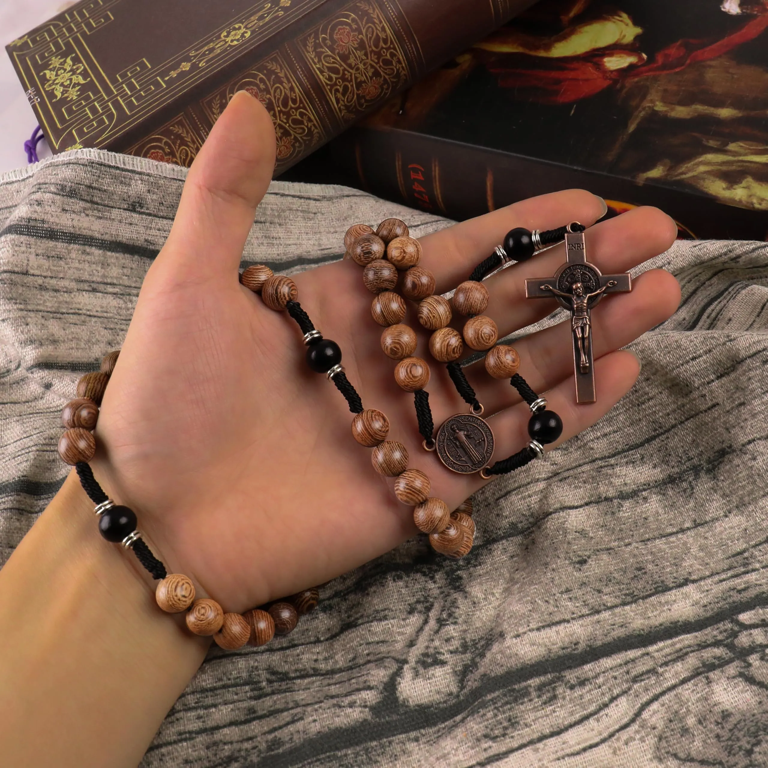 Nazareth Store Rosario in legno di olivo e nero con crocifisso e medaglia di San Benedetto in rame antico, 20.6" - immagine 6