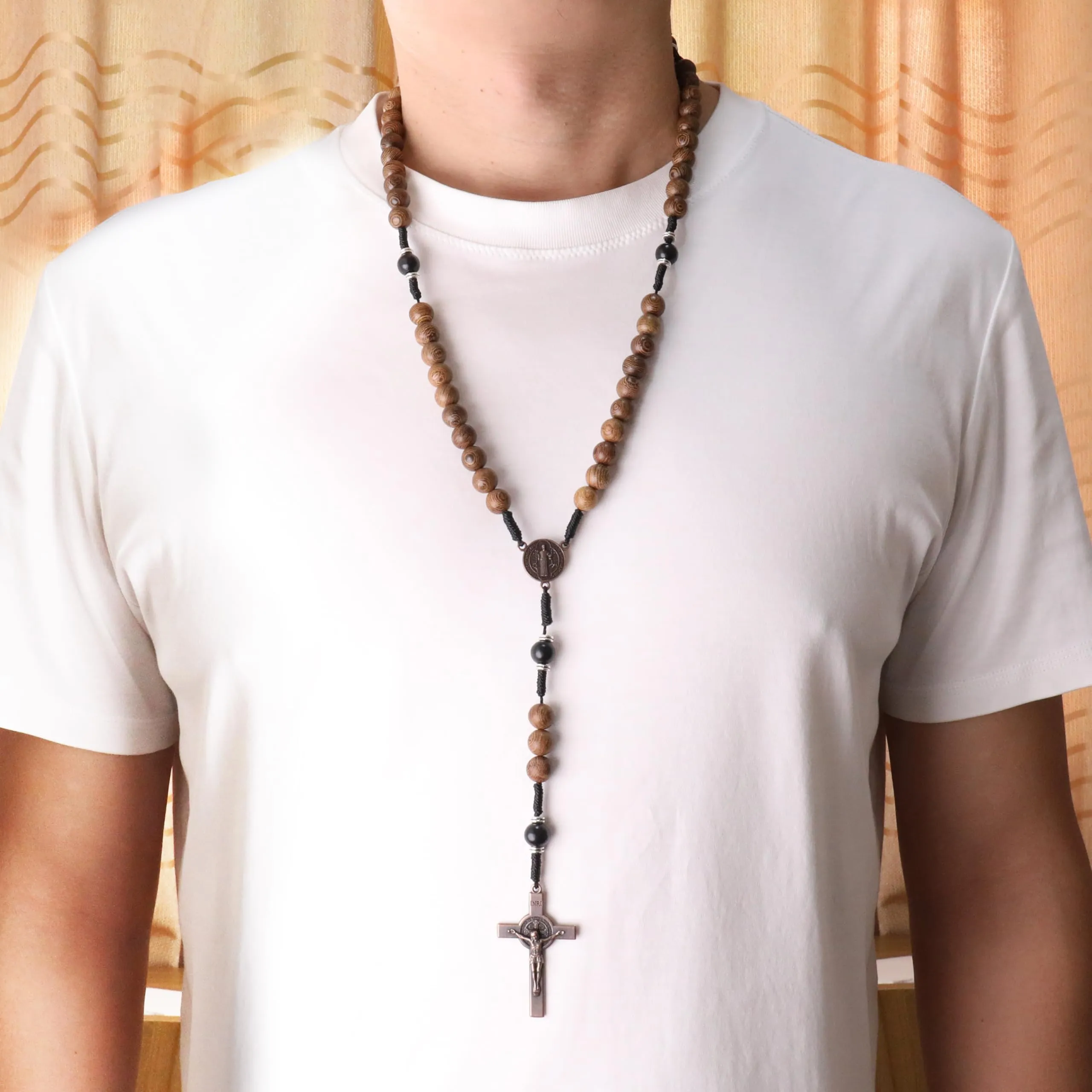Nazareth Store Rosario in legno di olivo e nero con crocifisso e medaglia di San Benedetto in rame antico, 20.6" - immagine 7