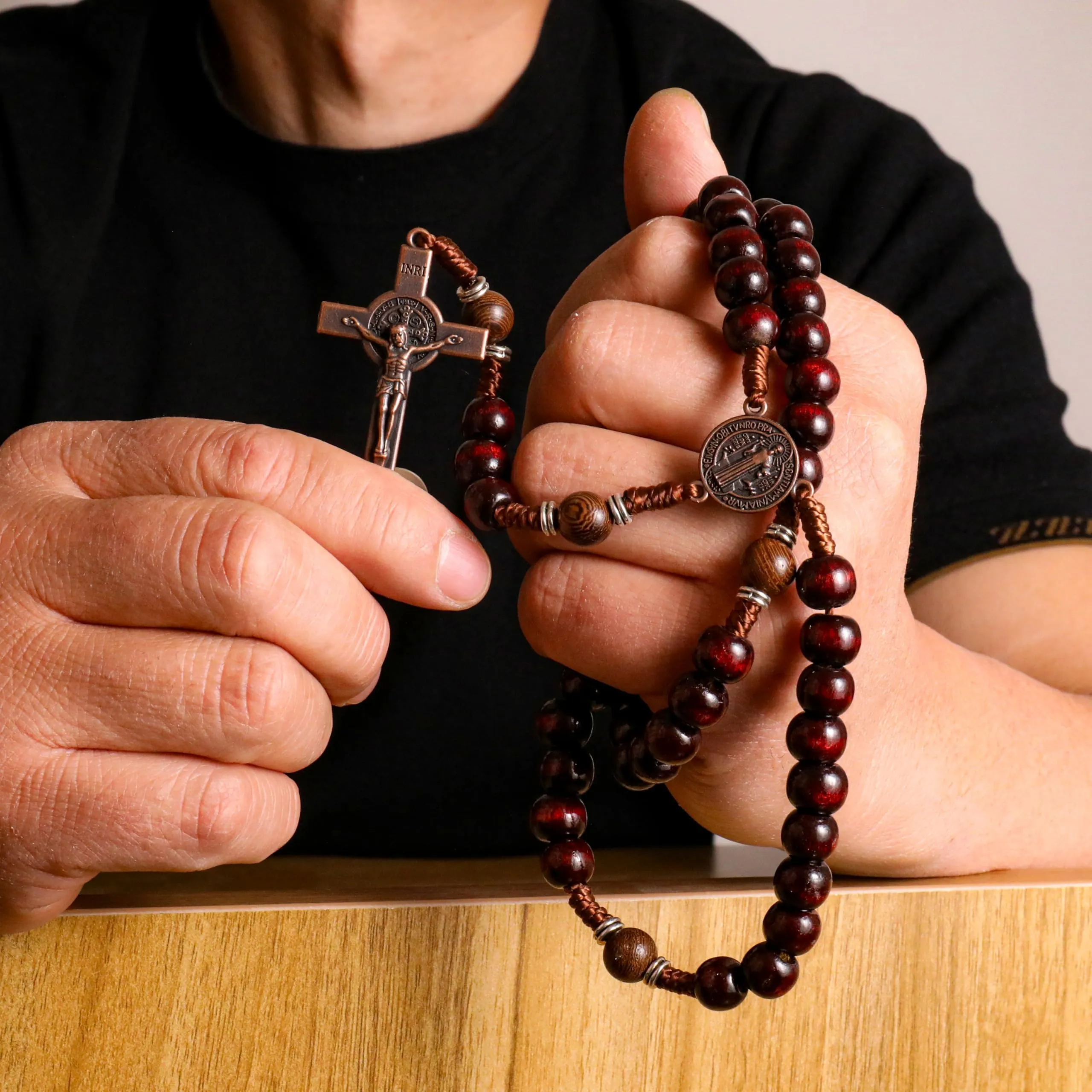 Nazareth Store Rosario in legno di olivo rosso scuro con medaglia di San Benedetto e crocifisso in rame antico, 20.6" - immagine 2