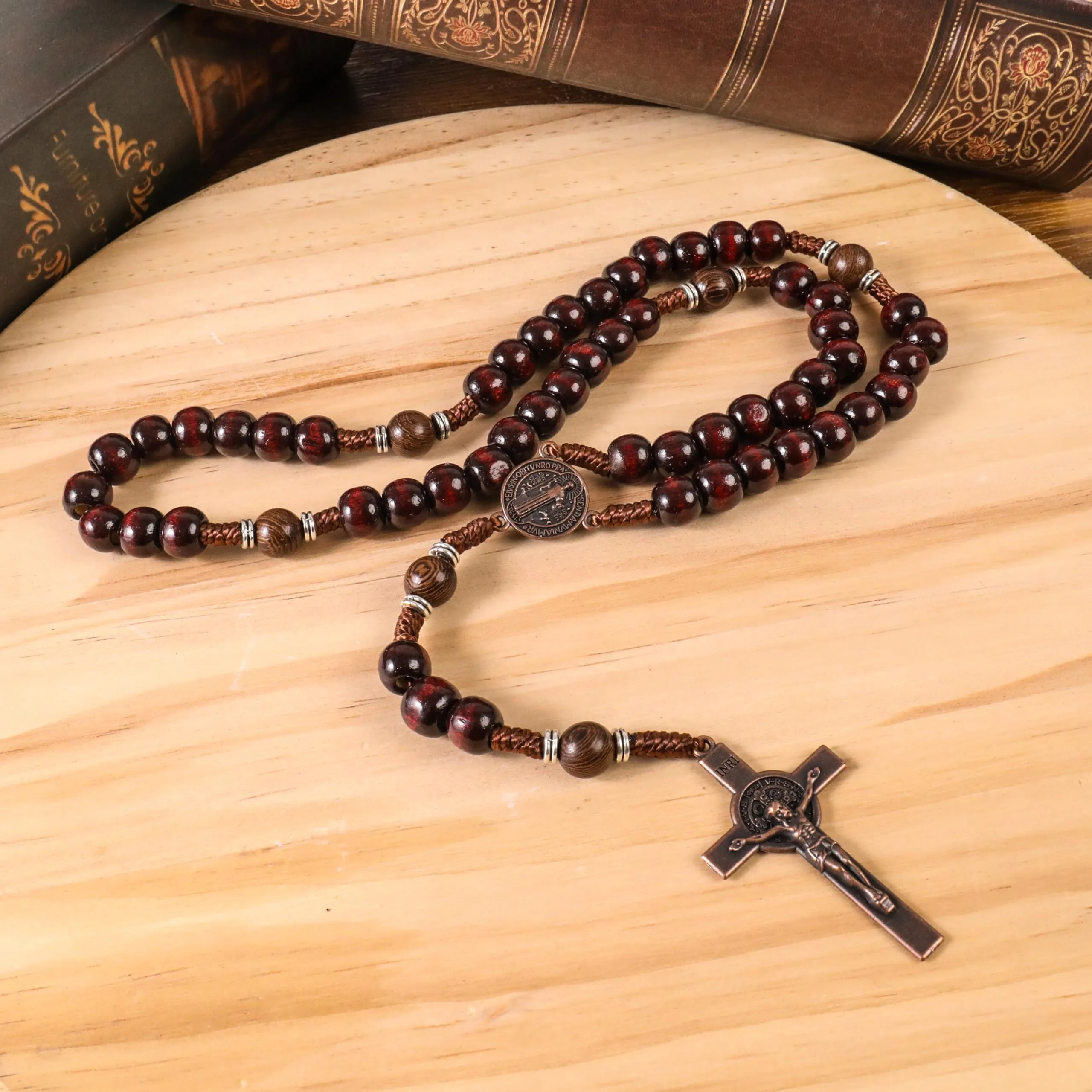 Nazareth Store Rosario in legno di olivo rosso scuro con medaglia di San Benedetto e crocifisso in rame antico, 20.6" - immagine 3