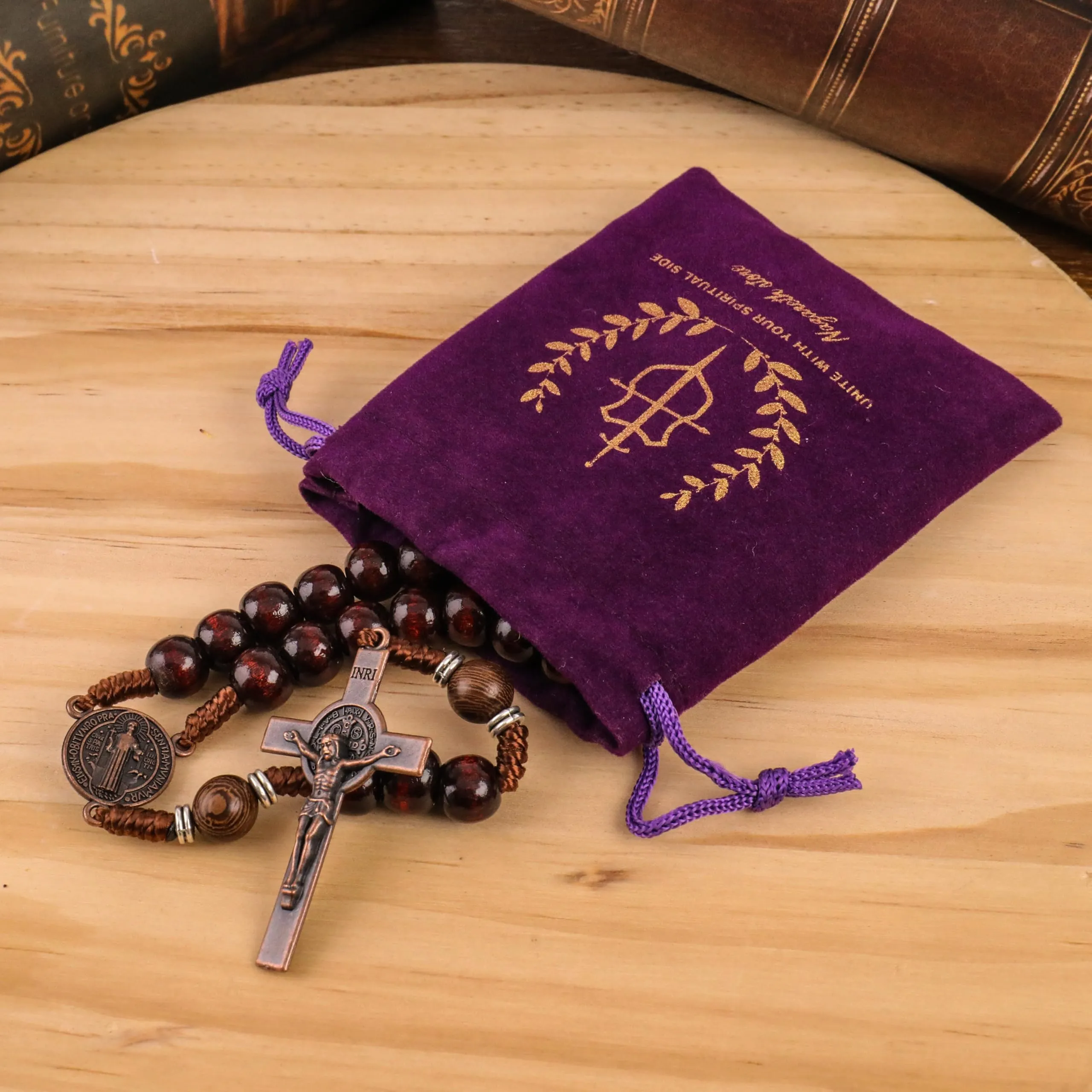 Nazareth Store Rosario in legno di olivo rosso scuro con medaglia di San Benedetto e crocifisso in rame antico, 20.6" - immagine 4