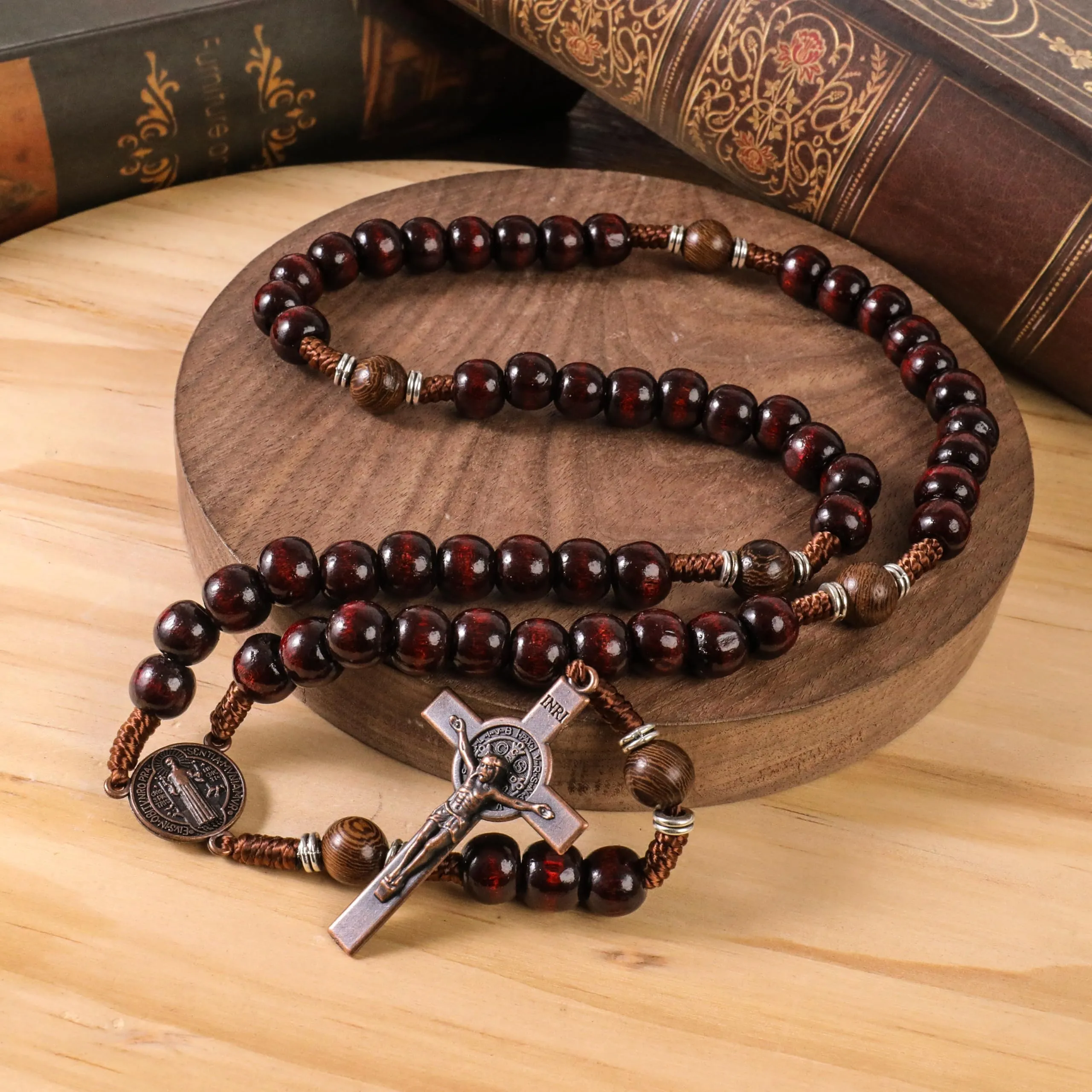 Nazareth Store Rosario in legno di olivo rosso scuro con medaglia di San Benedetto e crocifisso in rame antico, 20.6" - immagine 6