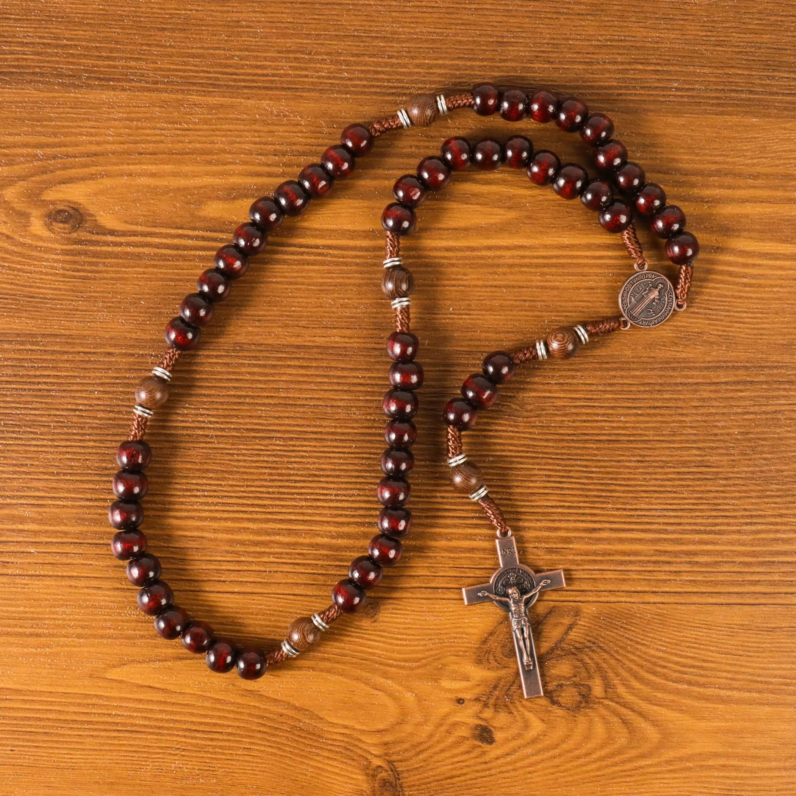 Nazareth Store Rosario in legno di olivo rosso scuro con medaglia di San Benedetto e crocifisso in rame antico, 20.6" - immagine 7