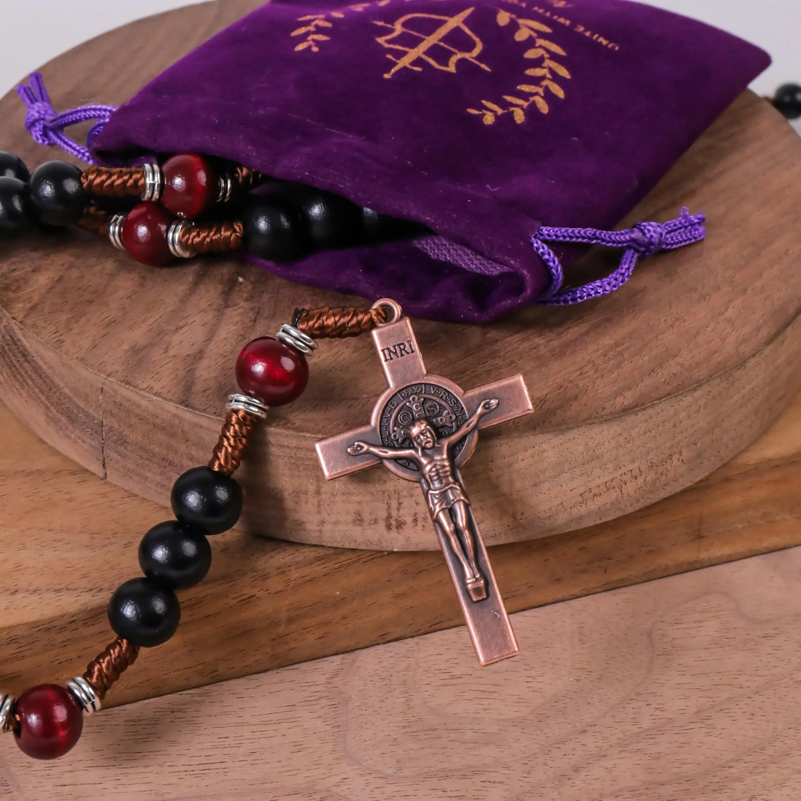 Nazareth Store Rosario in Legno di Olivo Nero e Rosso Scuro con Crocifisso e Medaglia in Rame Antico, 20.6" - immagine 2