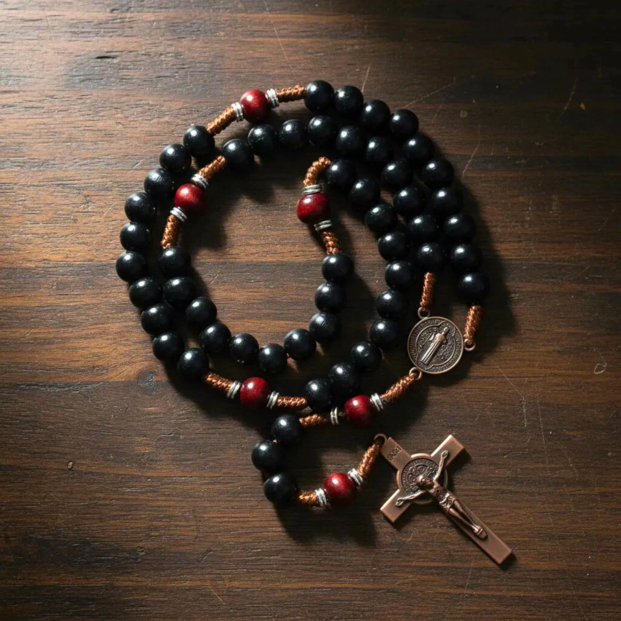 Nazareth Store Rosario in Legno di Olivo Nero e Rosso Scuro con Crocifisso e Medaglia in Rame Antico, 20.6" - immagine 4