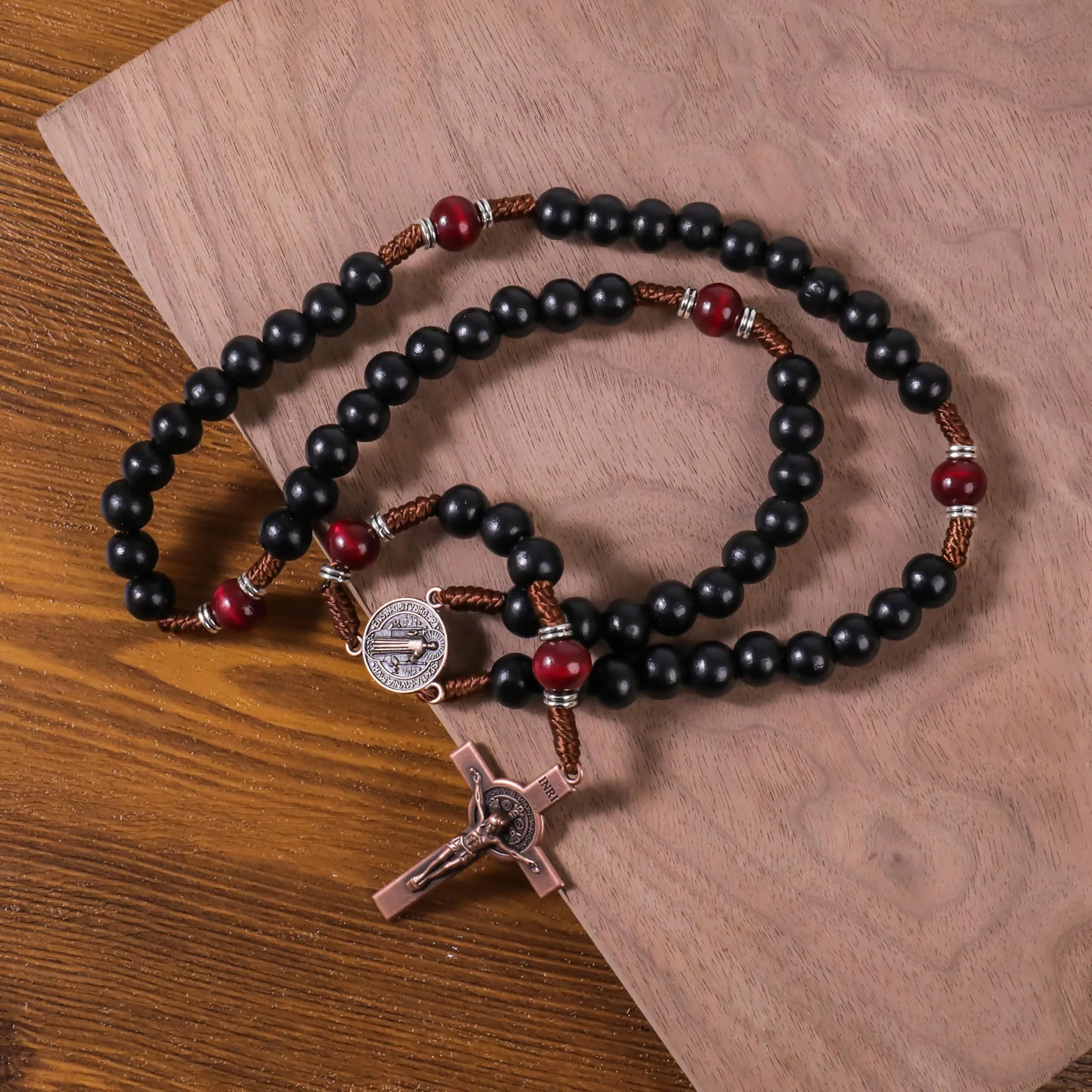 Nazareth Store Rosario in Legno di Olivo Nero e Rosso Scuro con Crocifisso e Medaglia in Rame Antico, 20.6" - immagine 5