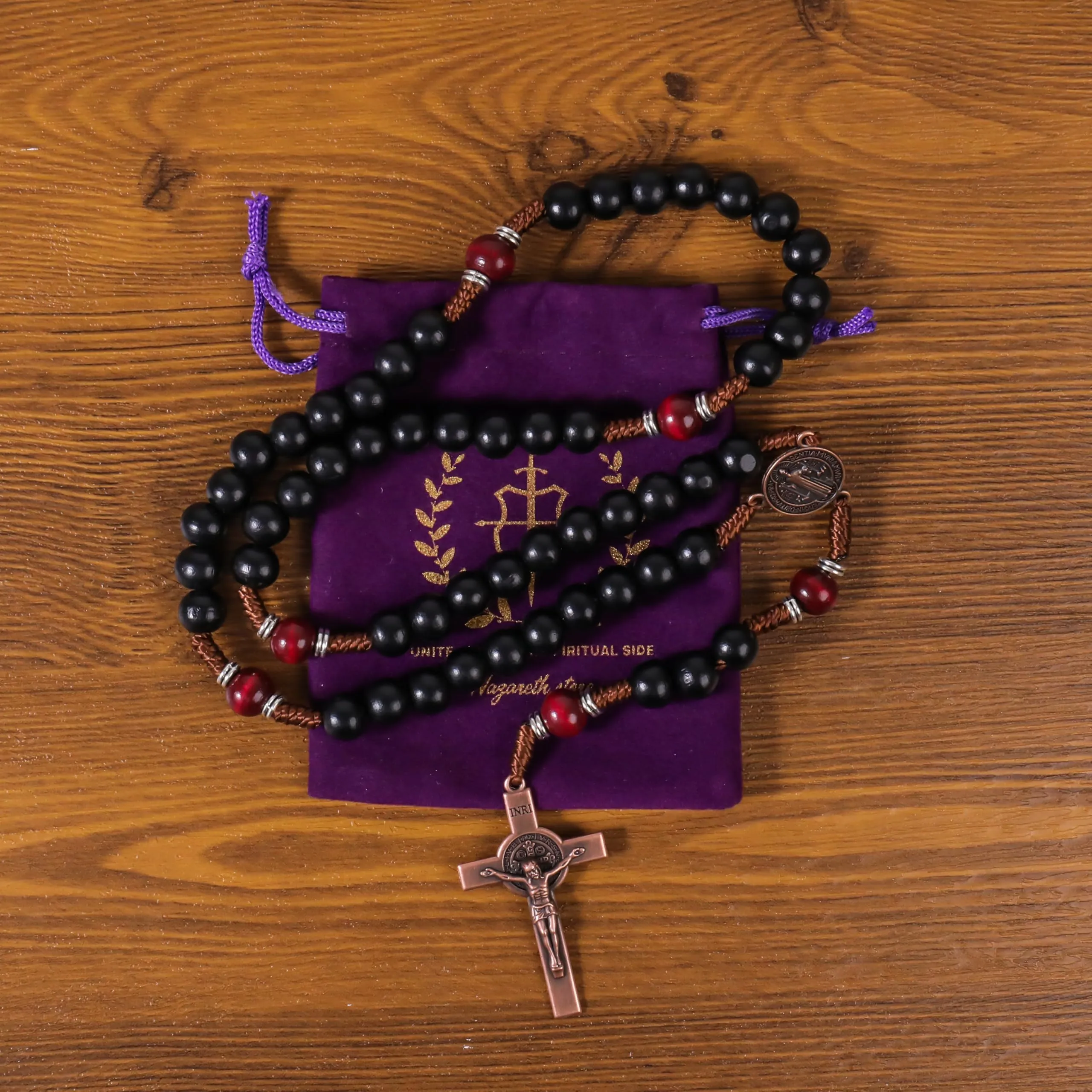 Nazareth Store Rosario in Legno di Olivo Nero e Rosso Scuro con Crocifisso e Medaglia in Rame Antico, 20.6" - immagine 6