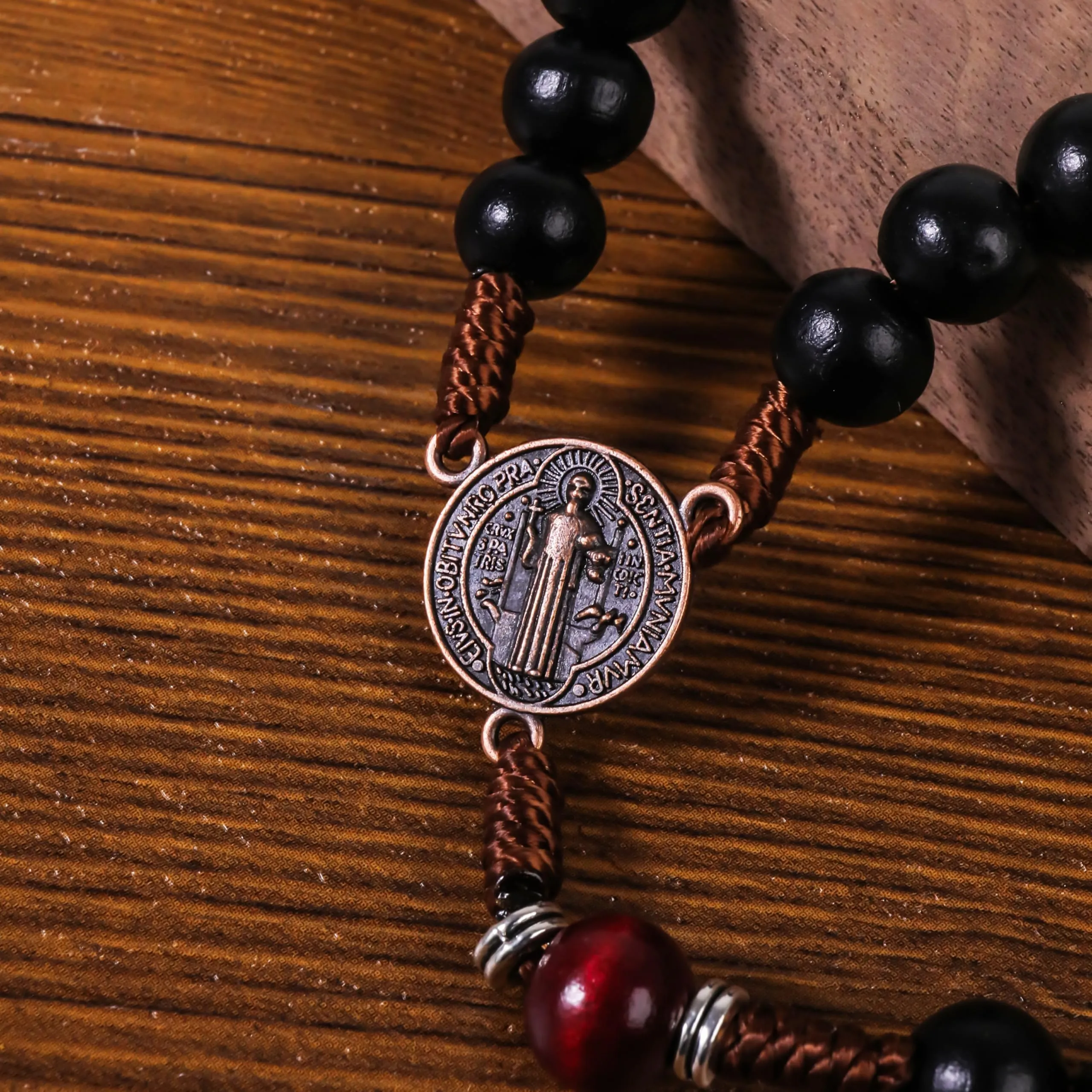 Nazareth Store Rosario in Legno di Olivo Nero e Rosso Scuro con Crocifisso e Medaglia in Rame Antico, 20.6" - immagine 7