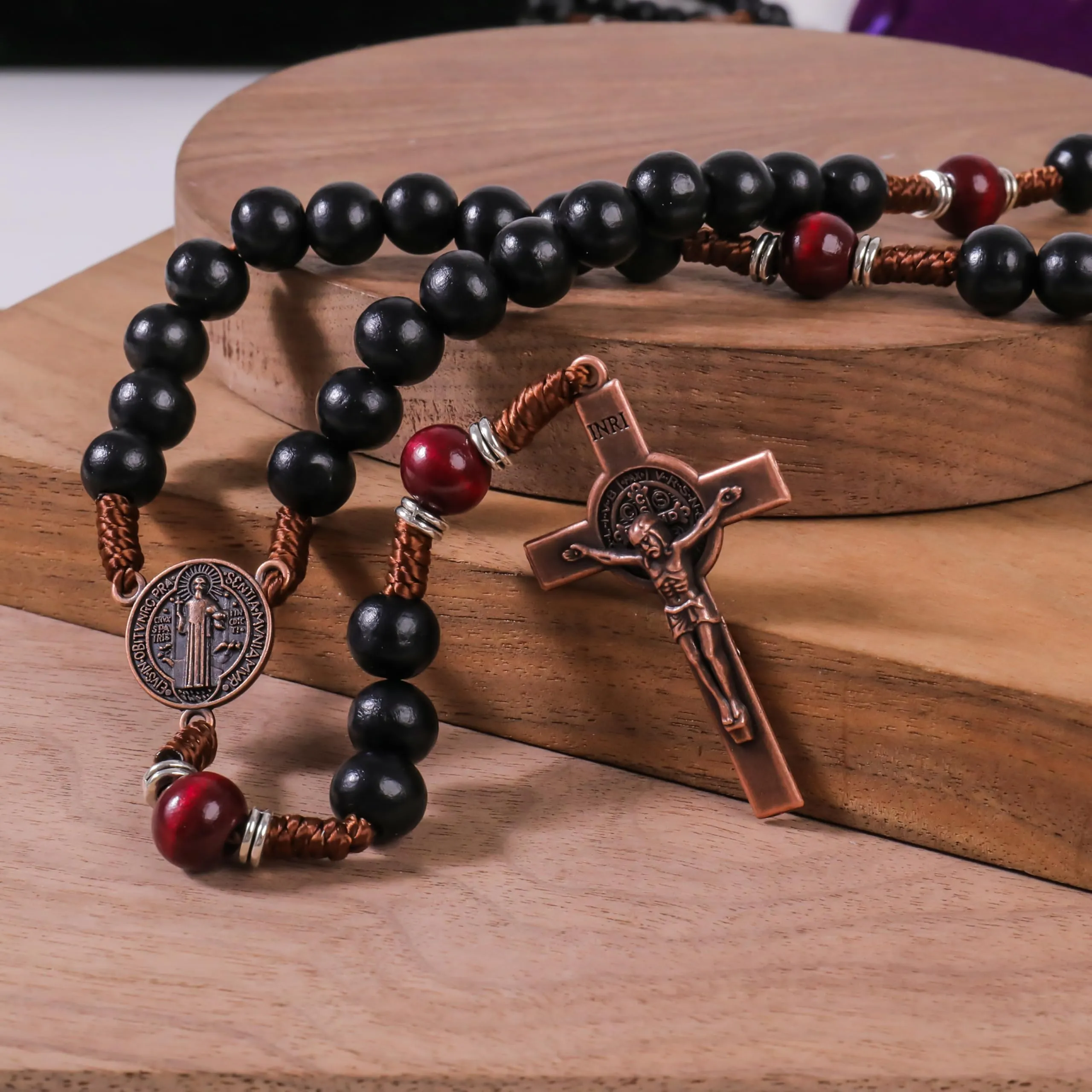 Nazareth Store Rosario in Legno di Olivo Nero e Rosso Scuro con Crocifisso e Medaglia in Rame Antico, 20.6" - immagine 8