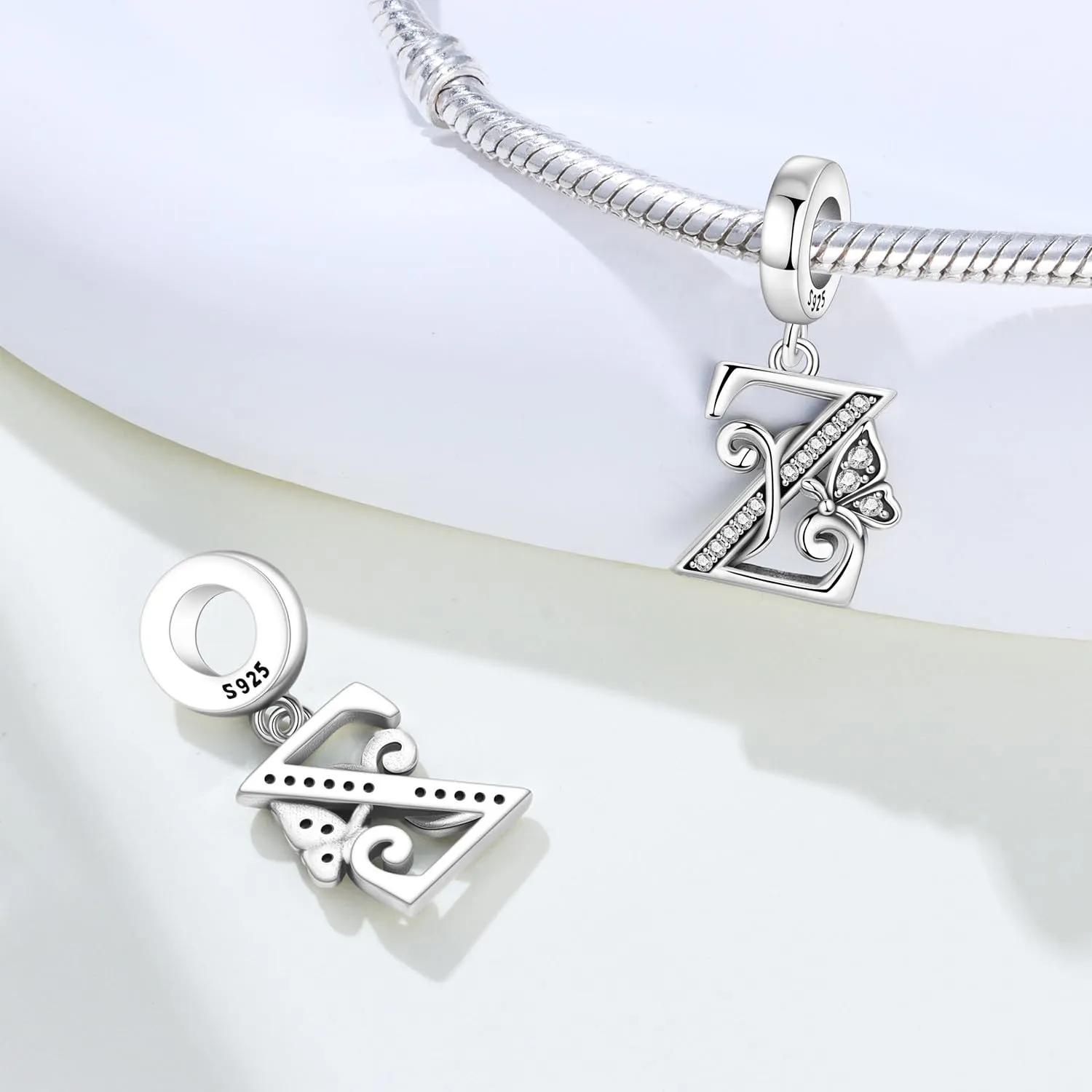 PANPOKI Set di 2 Ciondoli a Farfalla in Argento Sterling 925 con Iniziale, Perla Distanziatrice in Zirconia Pavé - immagine 3