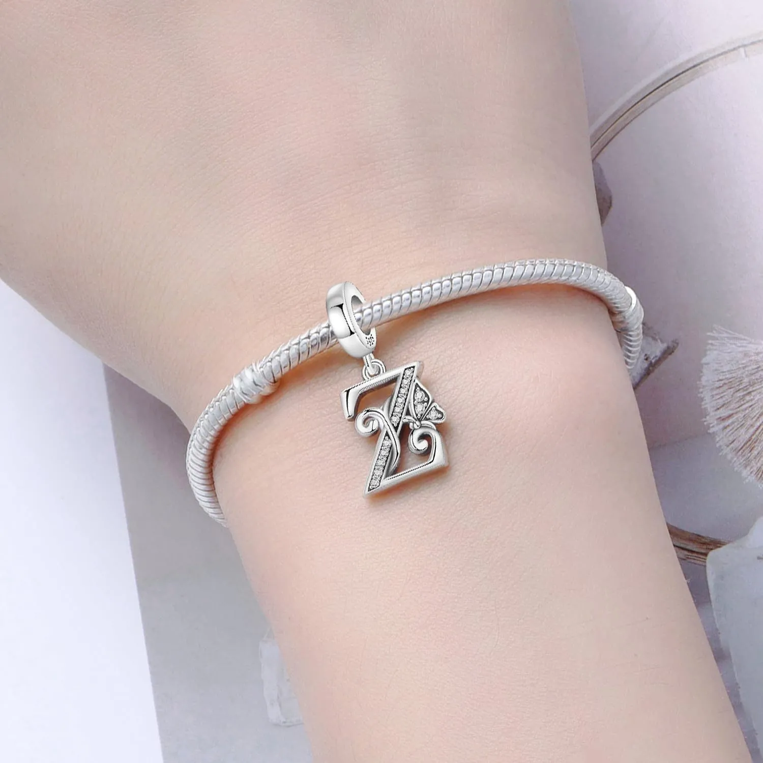 PANPOKI Set di 2 Ciondoli a Farfalla in Argento Sterling 925 con Iniziale, Perla Distanziatrice in Zirconia Pavé - immagine 5