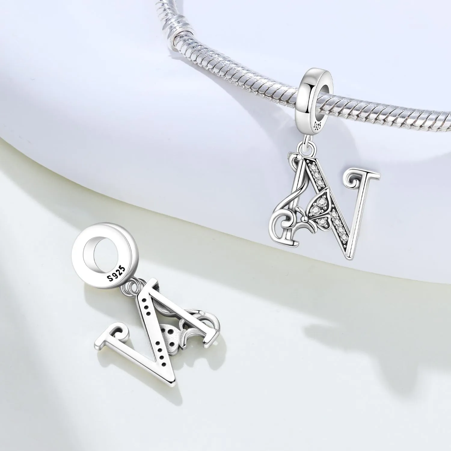 PANPOKI Set di 2 Ciondoli a Farfalla con Lettera in Argento Sterling 925 e Perla Distanziatrice in Zirconia Cubica - immagine 3