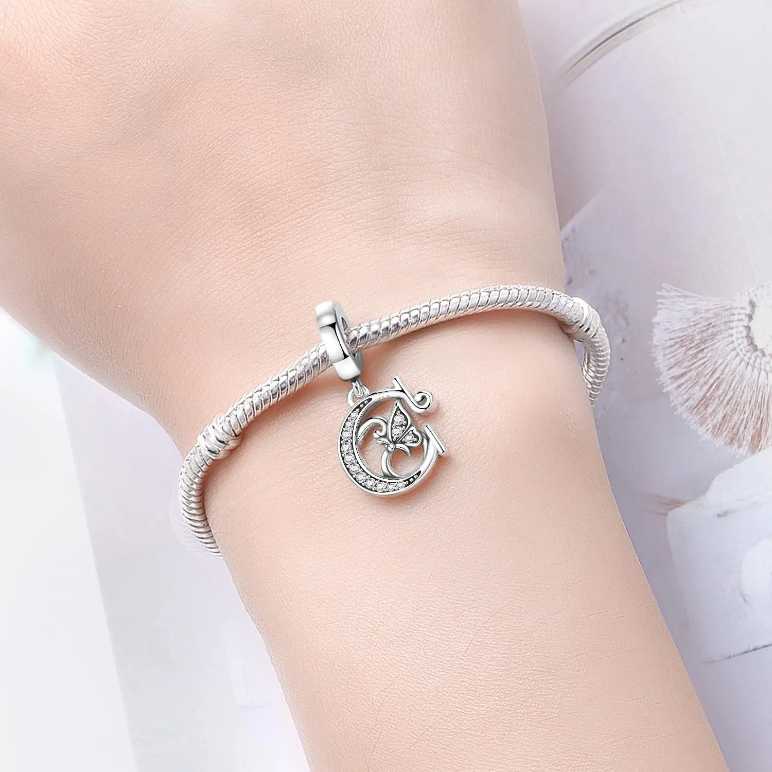 PANPOKI Ciondoli a forma di lettera in argento sterling S925 con zirconi, compatibili con bracciali europei (C Abito) - immagine 4