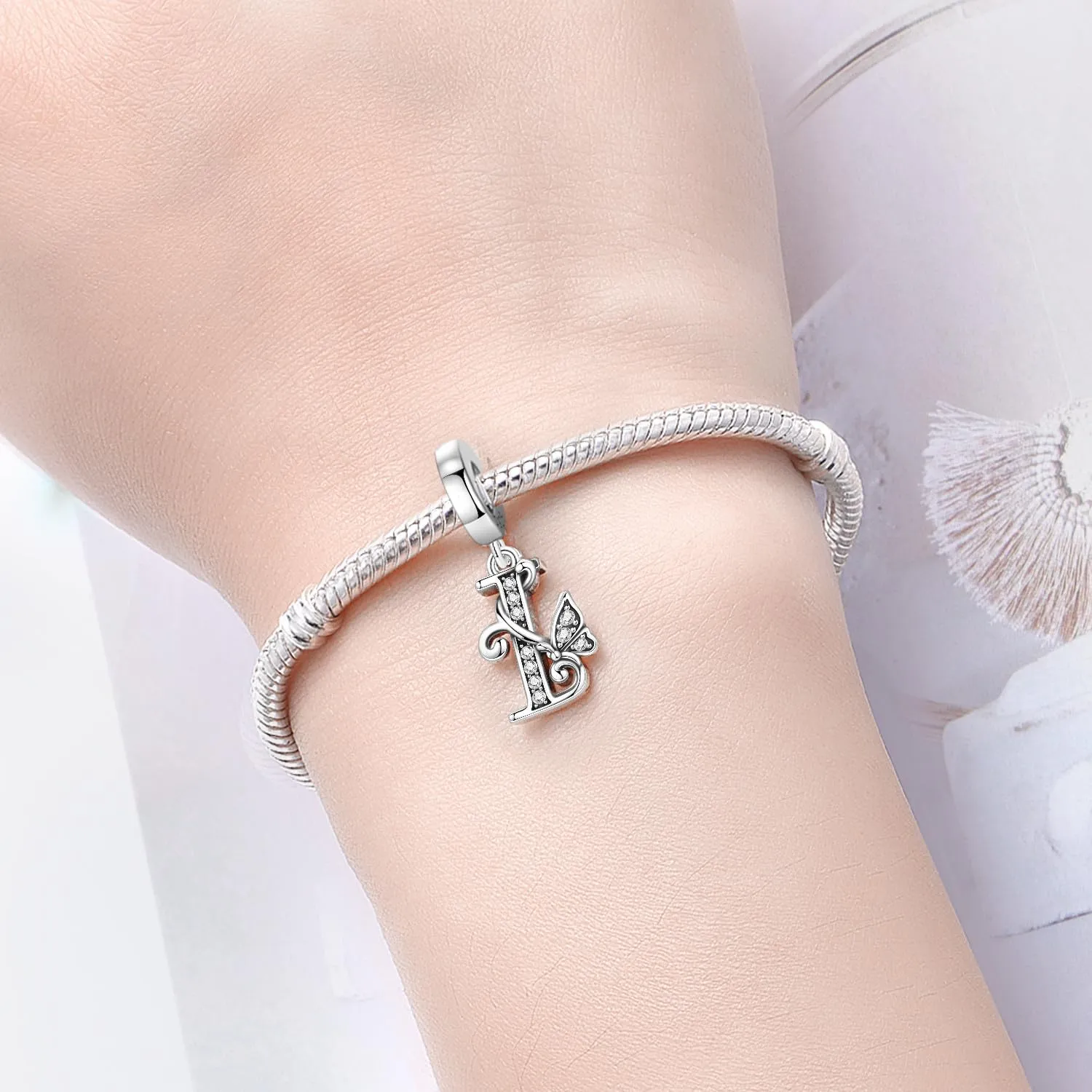 PANPOKI Set di 2 ciondoli a lettera a forma di farfalla in argento Sterling 925 con perline distanziatrici in pavé - immagine 5