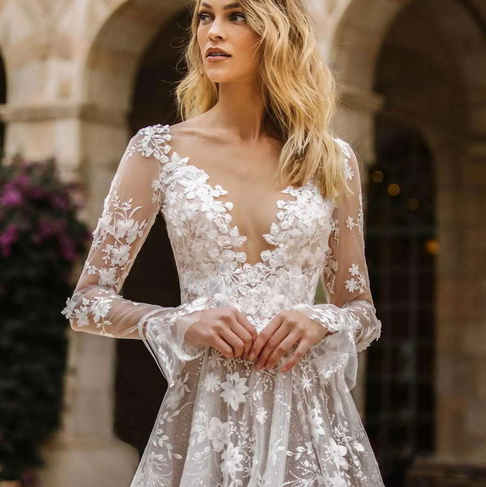 Abito da Donna in Pizzo con Scollo a V e Maniche Lunghe - immagine 2