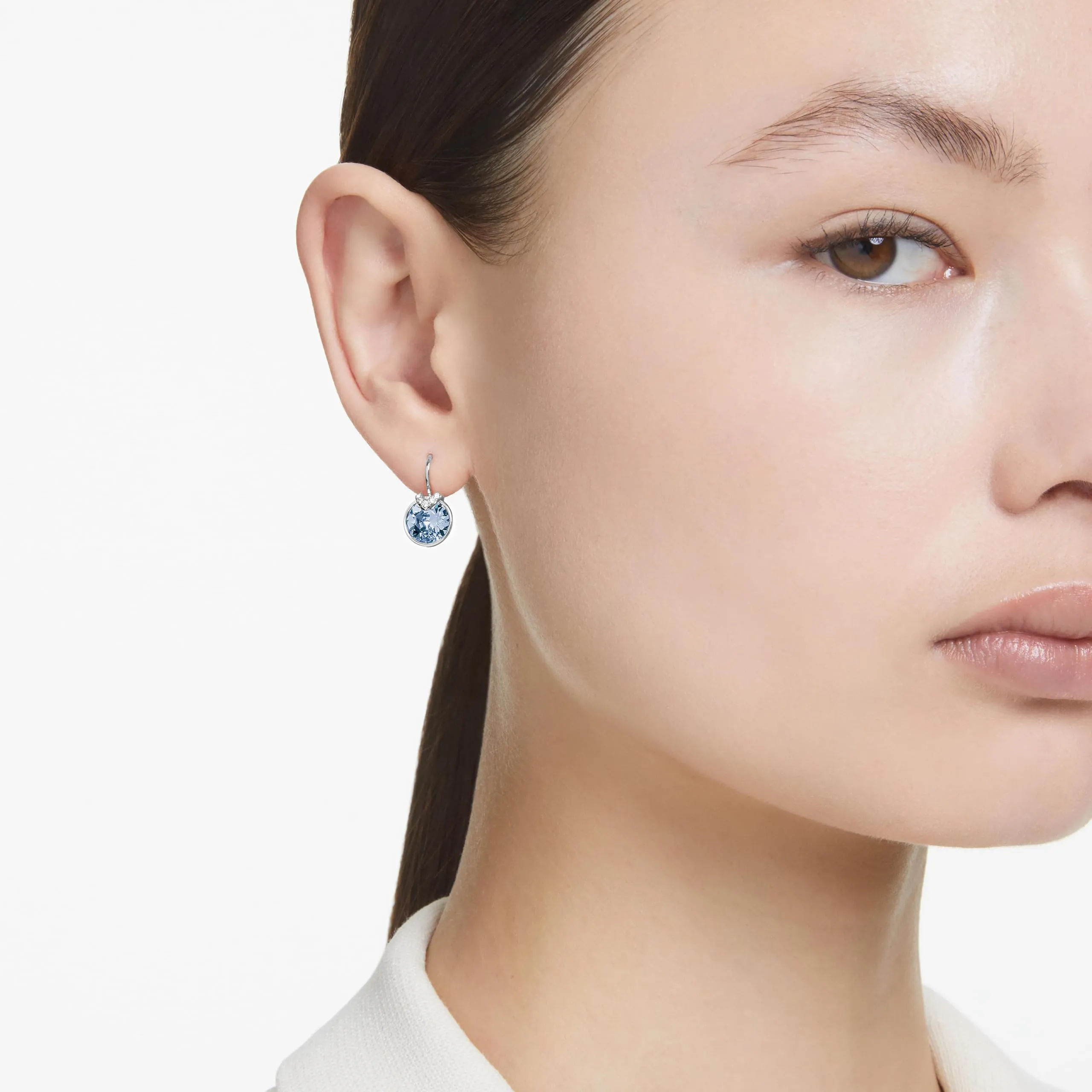 Swarovski Bella V Orecchini Pendenti con Cristalli Blu, Taglio Round, Placcatura in Tonalità Rodio - immagine 5