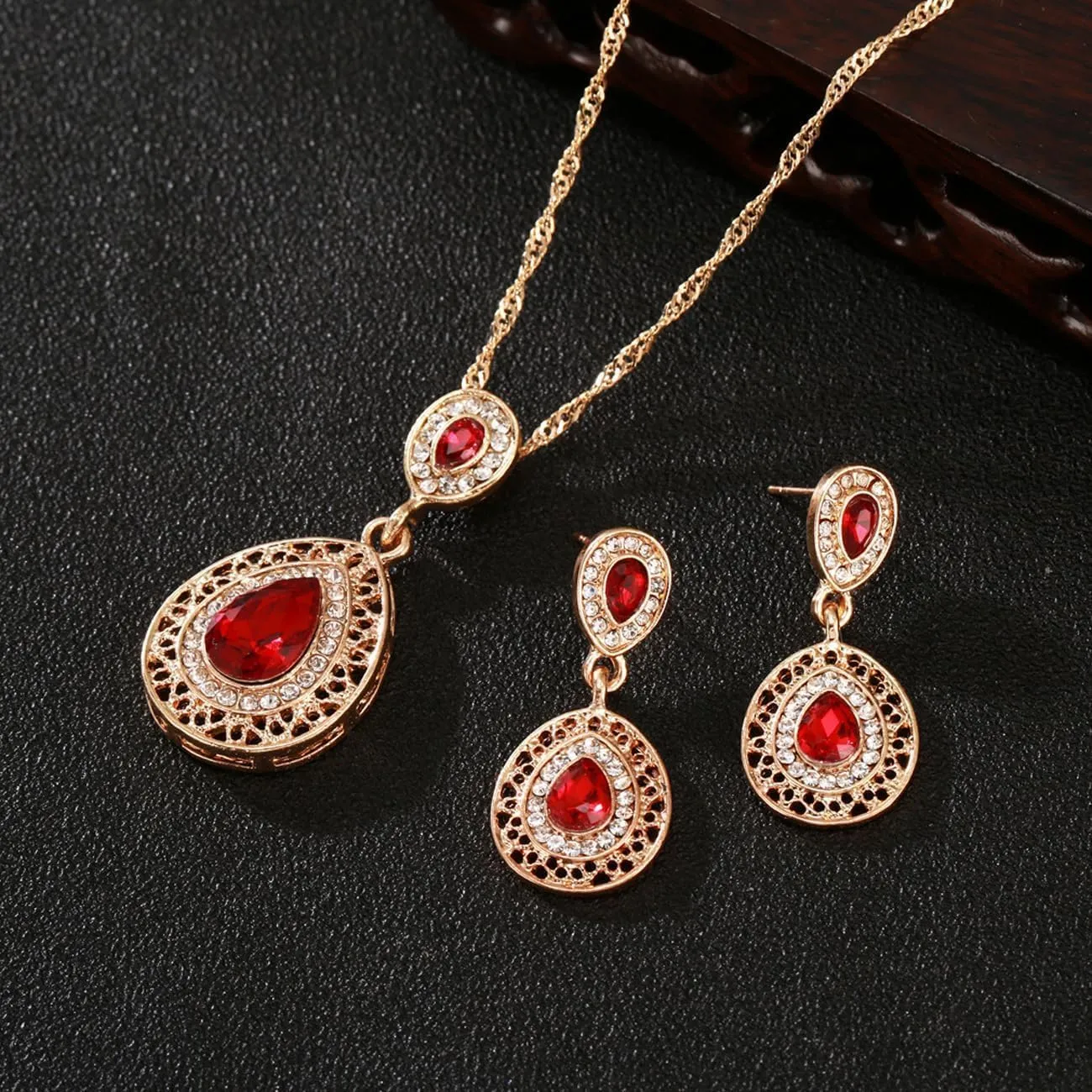 TOEECY Parure Gioielli Collana e Orecchini a Goccia in Cristallo Rosso e Strass Dorati - immagine 2