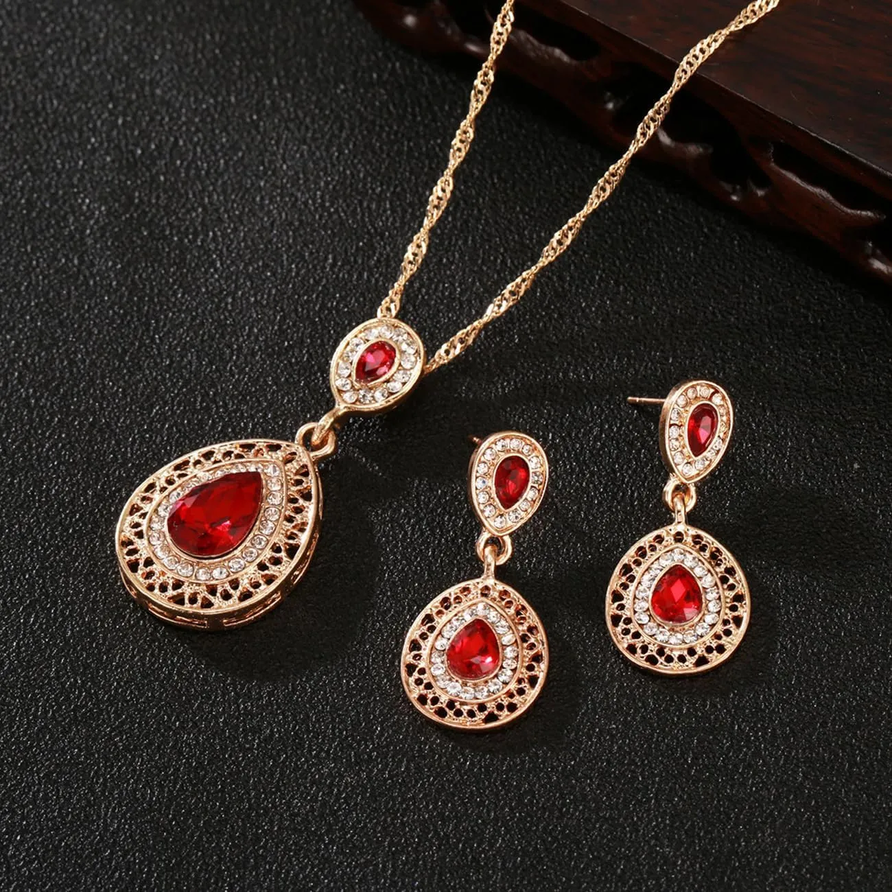 TOEECY Parure Gioielli Collana e Orecchini a Goccia in Cristallo Rosso e Strass Dorati - immagine 3