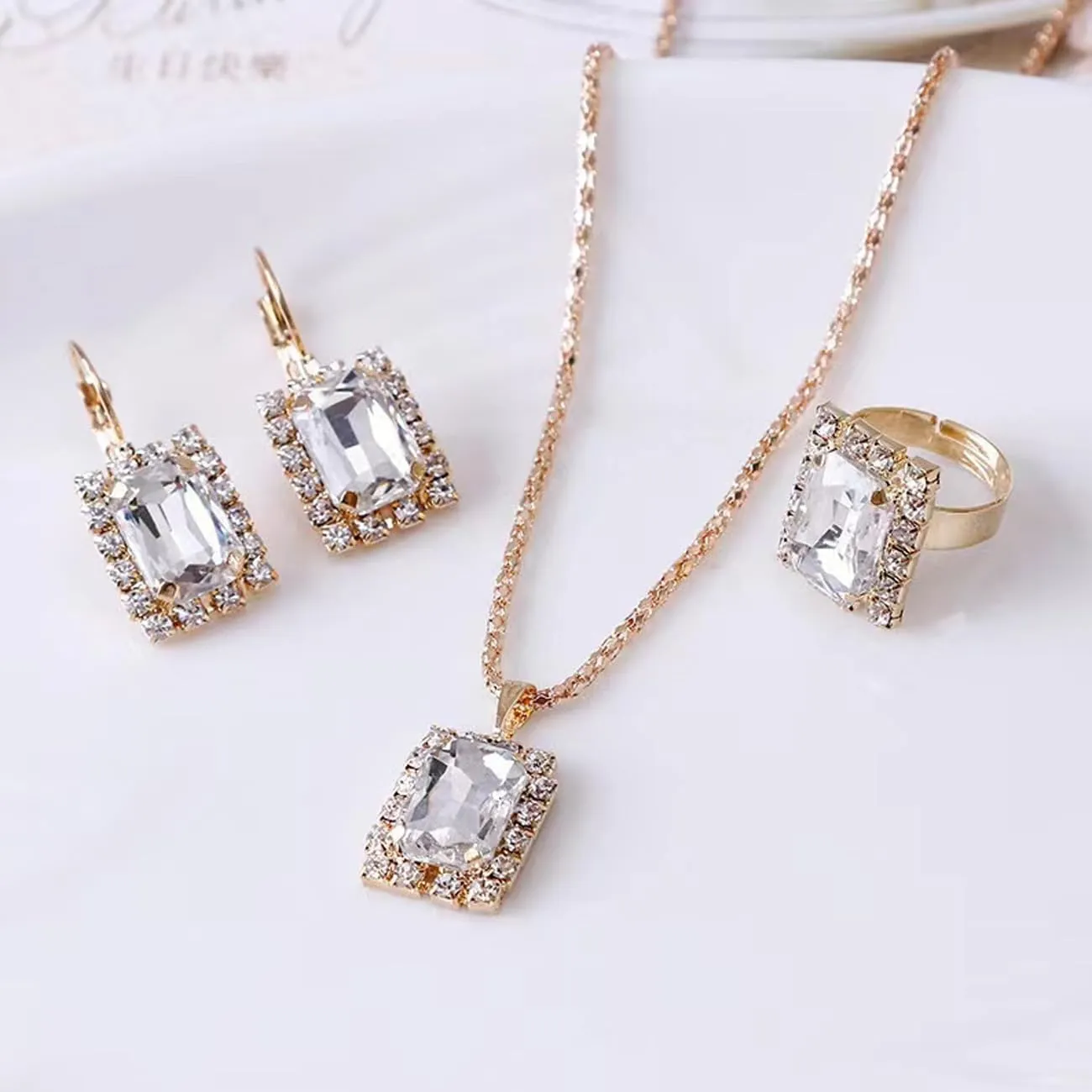 BWOOOWE Parure Gioielli Donna con Ciondolo Rettangolare Luminoso, Collana, Orecchini e Anello (Bianco) - immagine 3