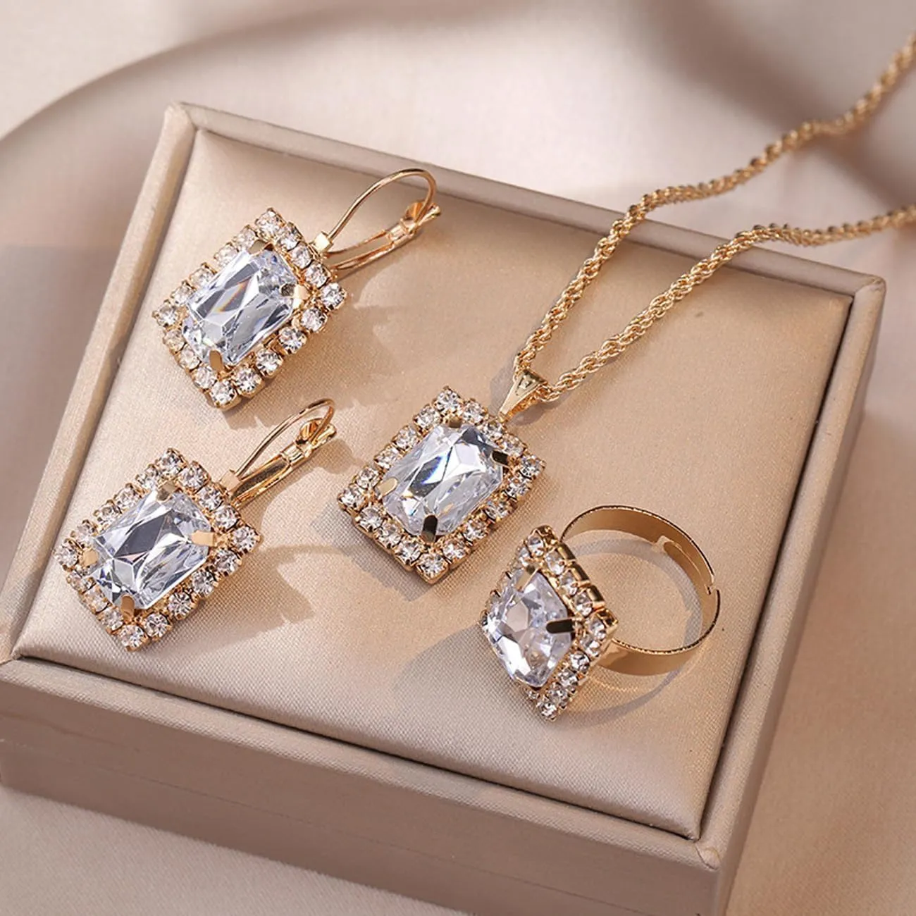 BWOOOWE Parure Gioielli Donna con Ciondolo Rettangolare Luminoso, Collana, Orecchini e Anello (Bianco) - immagine 4