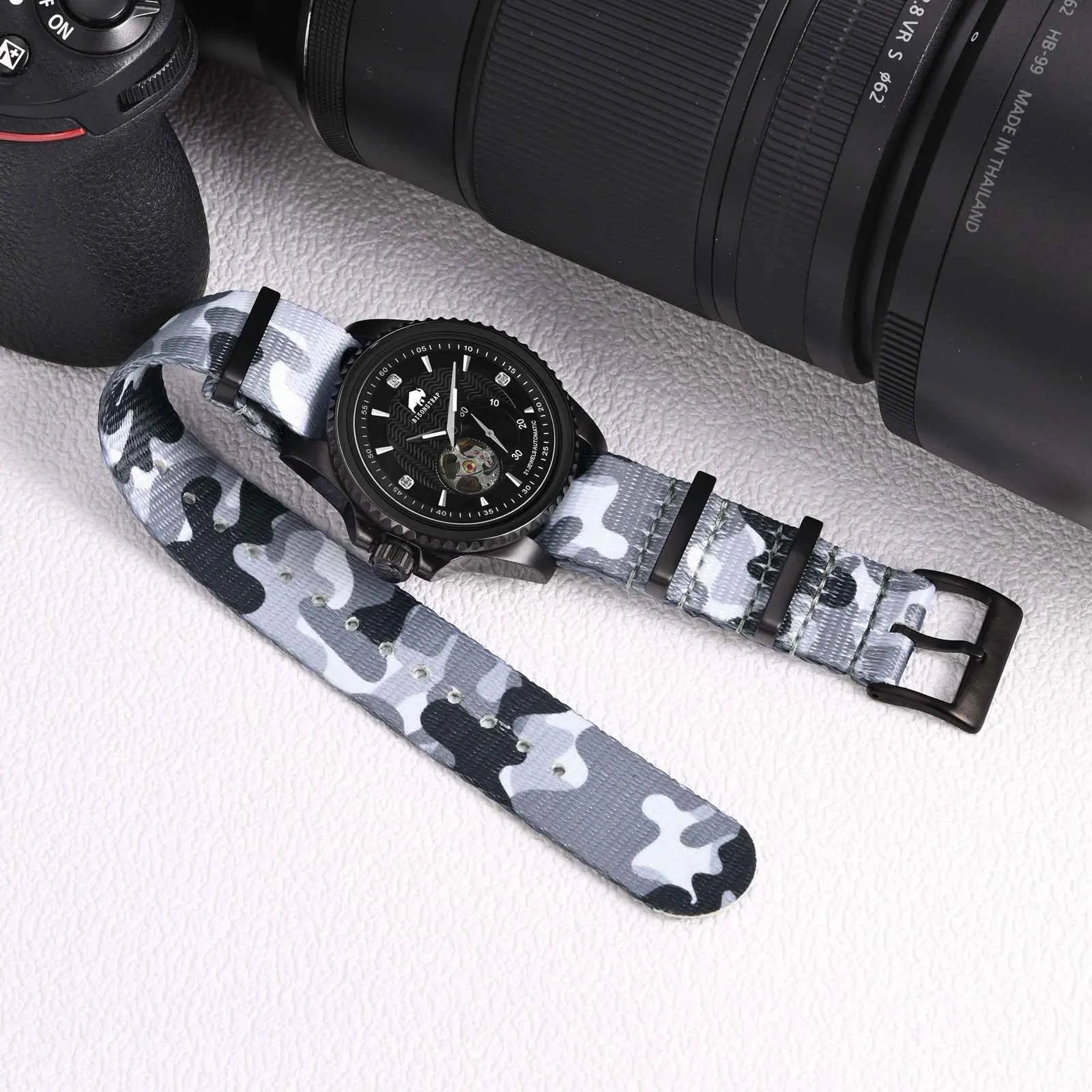BISONSTRAP Cinturino per Orologi in Nylon da Uomo, 18mm, Grigio Mimetico (Fibbia Nera) - immagine 2