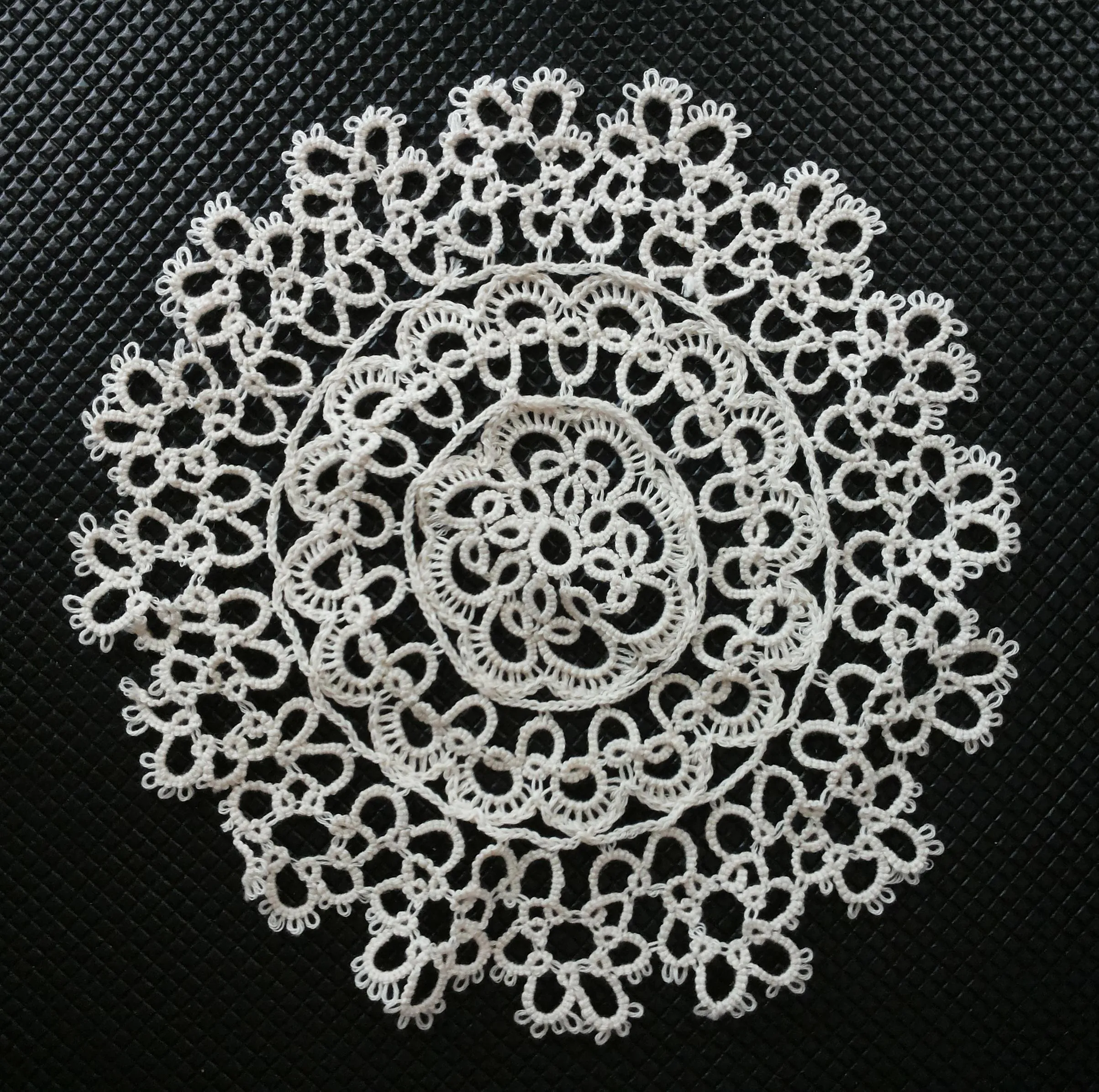 intimodagiovanni centrino modello chiacchierino 23 cm ecrù - immagine 1