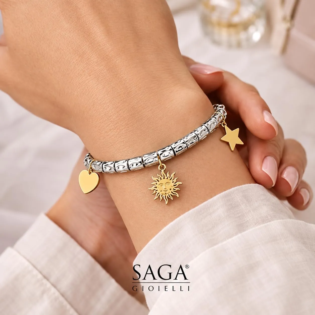 Saga Gioielli Bracciale Donna Granelli Pepite Martellate in Acciaio con Pendenti Cuore Sole Stella Dorati - immagine 4