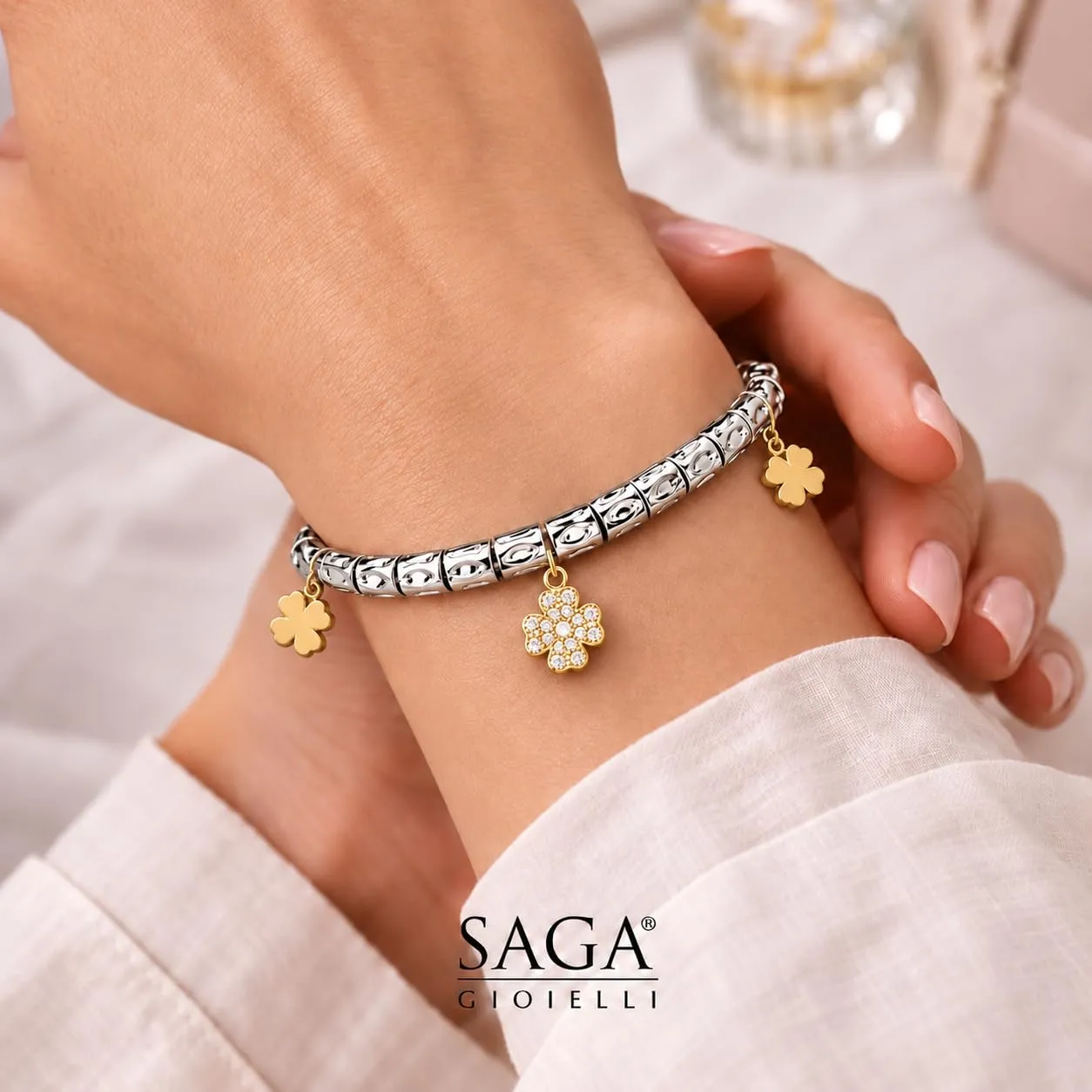 Saga Gioielli Bracciale Donna Granelli Pepite Martellate Acciaio Quadrifogli Dorati - immagine 4