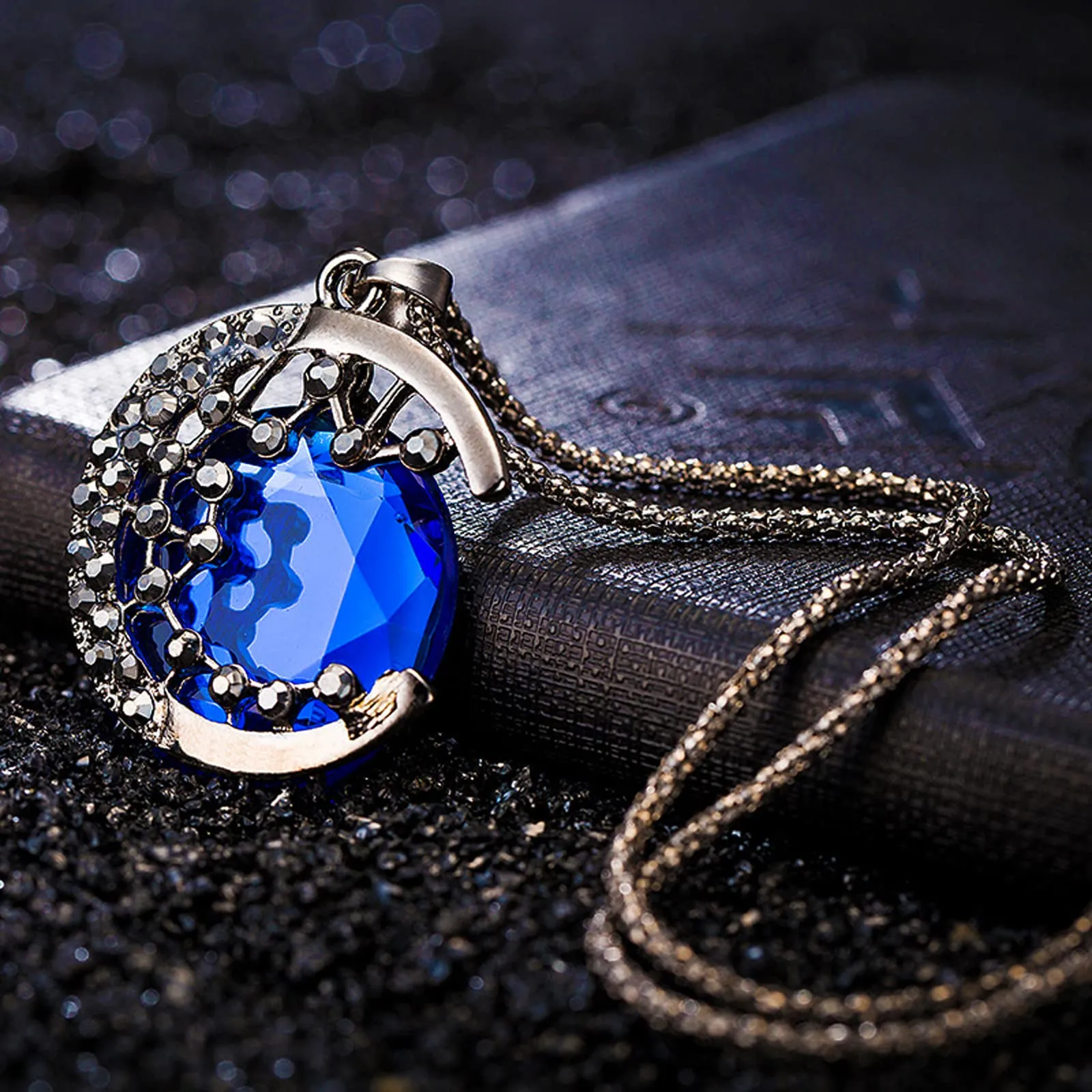 HJYZY Vampire Diaries Set di Gioielli 9 Pezzi - Collane con Medaglione, Anelli e Orecchini - immagine 3