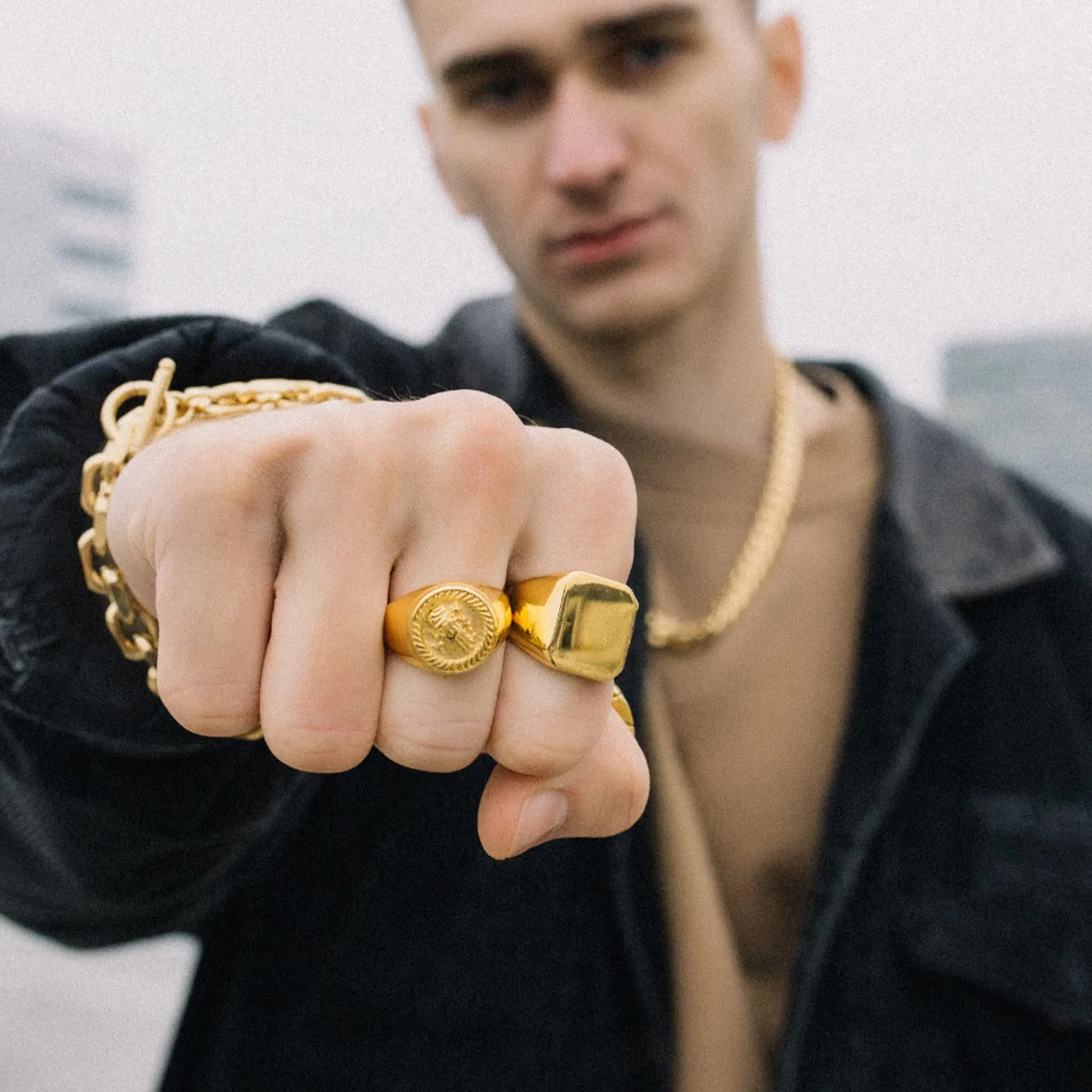 GoldChic Anello Uomo con Sigillo Quadrato in Acciaio Inossidabile, Oro, Taglia 20 - immagine 2