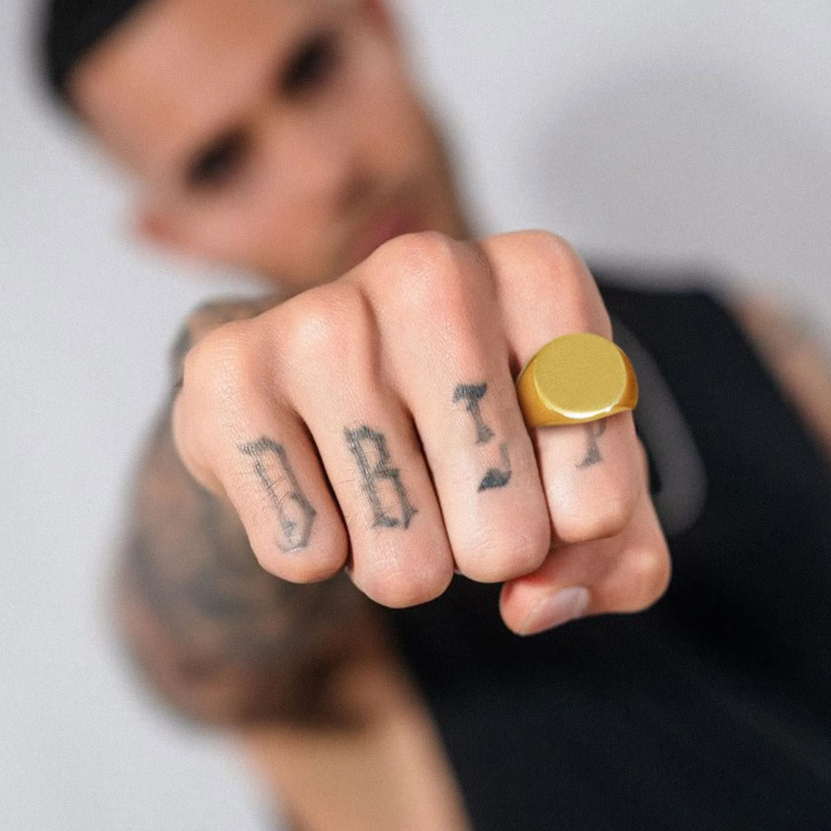 GoldChic Anello Uomo Sigillo Rotondo in Acciaio Inossidabile Oro, Taglia 27 - immagine 5