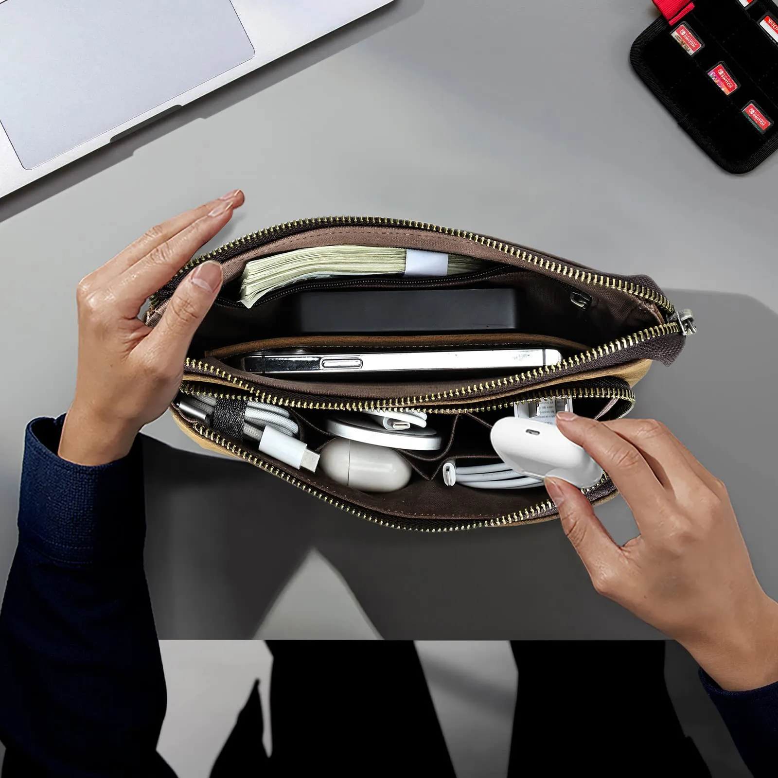 CONTACTS Pochette da Viaggio da Uomo in Vera Pelle con Cinturino da Polso e Portafoglio Passaporto - immagine 2