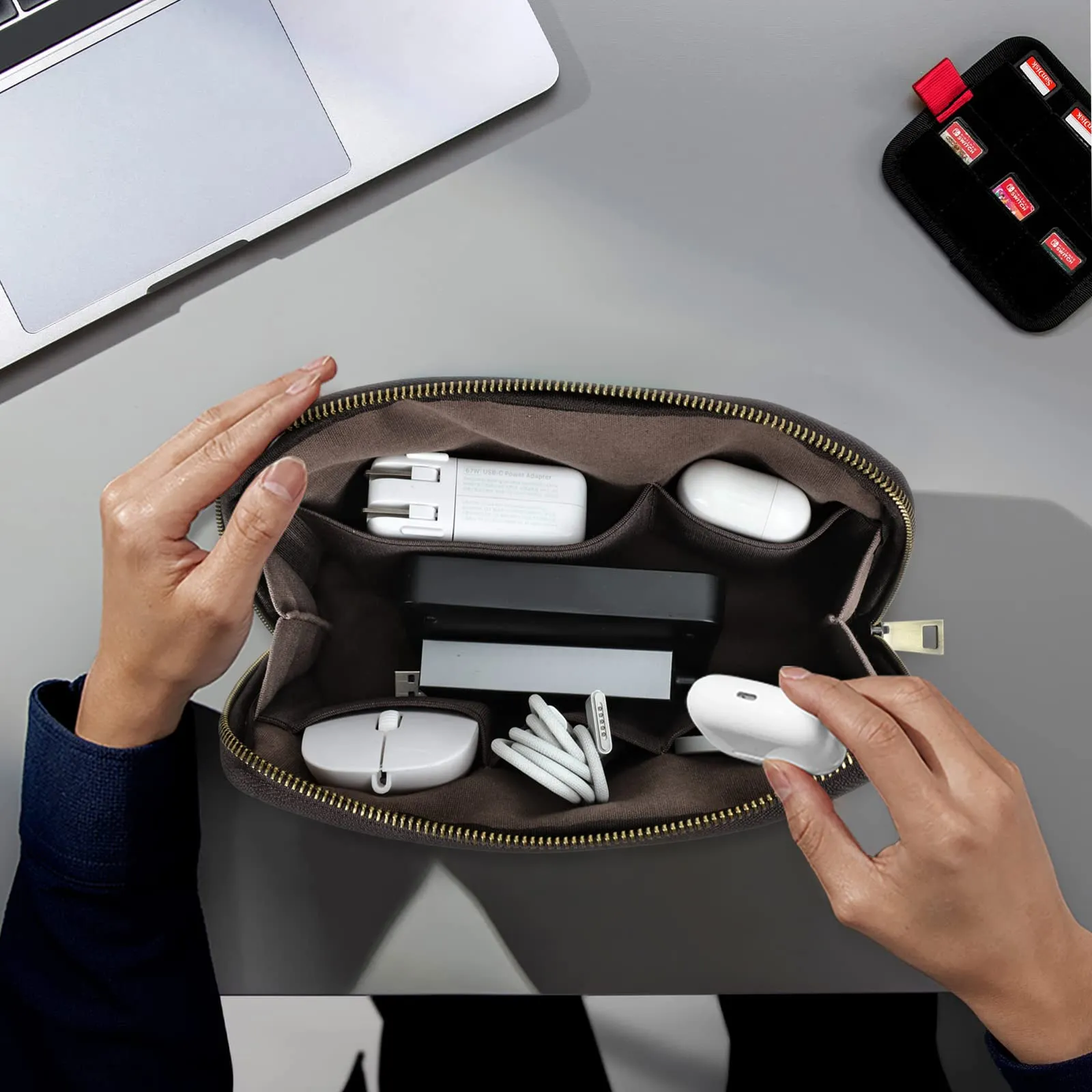 CONTACTS Pochette da Viaggio da Uomo in Vera Pelle con Cinturino da Polso e Portafoglio Passaporto - immagine 3