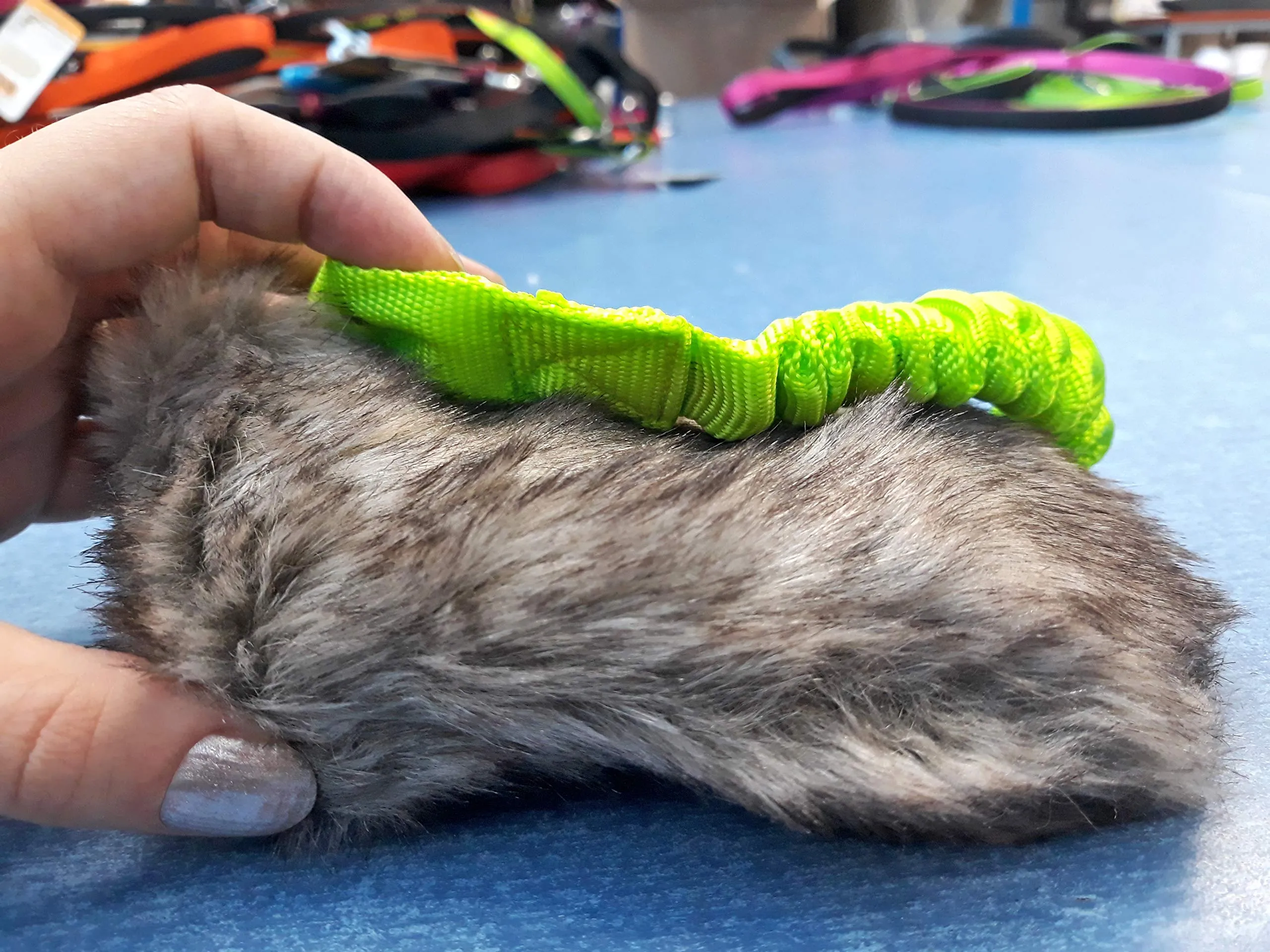 Dingo Giocattolo per Cane in Pelliccia Sintetica con Squeaker e Manico Elastico, 55 cm - Verde (15584-2) - immagine 9
