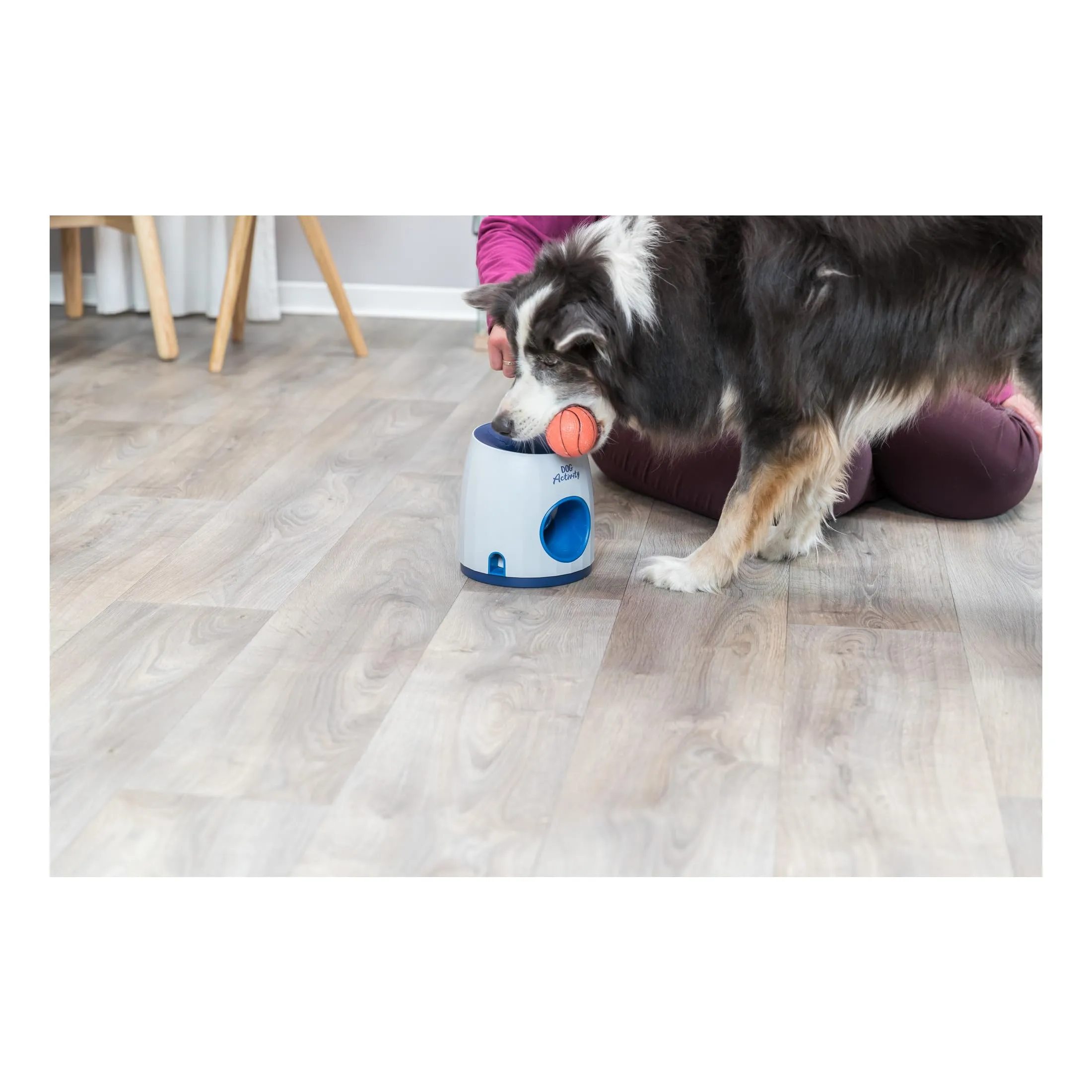 TRIXIE Ball & Treat - Giocattolo intelligente per cani, distributore di croccantini con pallina inclusa (ø6cm), ø17×18cm - immagine 2