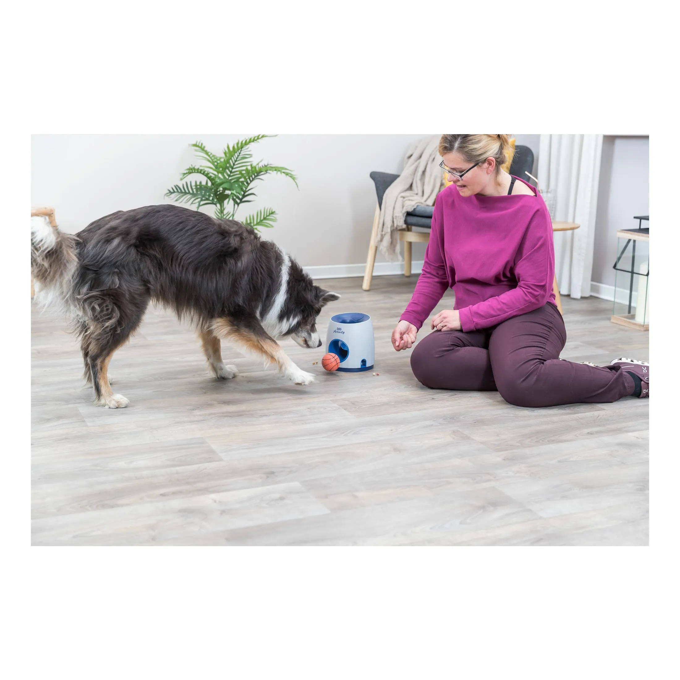 TRIXIE Ball & Treat - Giocattolo intelligente per cani, distributore di croccantini con pallina inclusa (ø6cm), ø17×18cm - immagine 3