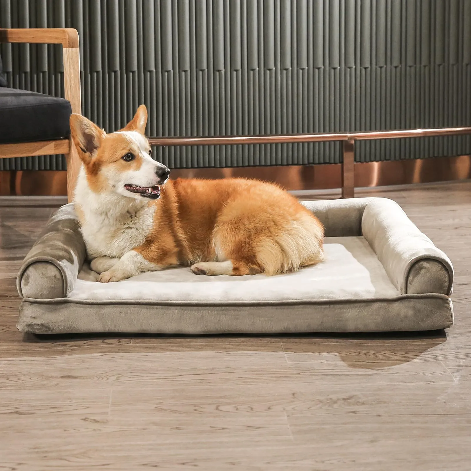 Amazon Basics Cuccia per cani in stile divano in schiuma, sfoderabile, Taupe, 112 x 89 x 20 cm - immagine 11
