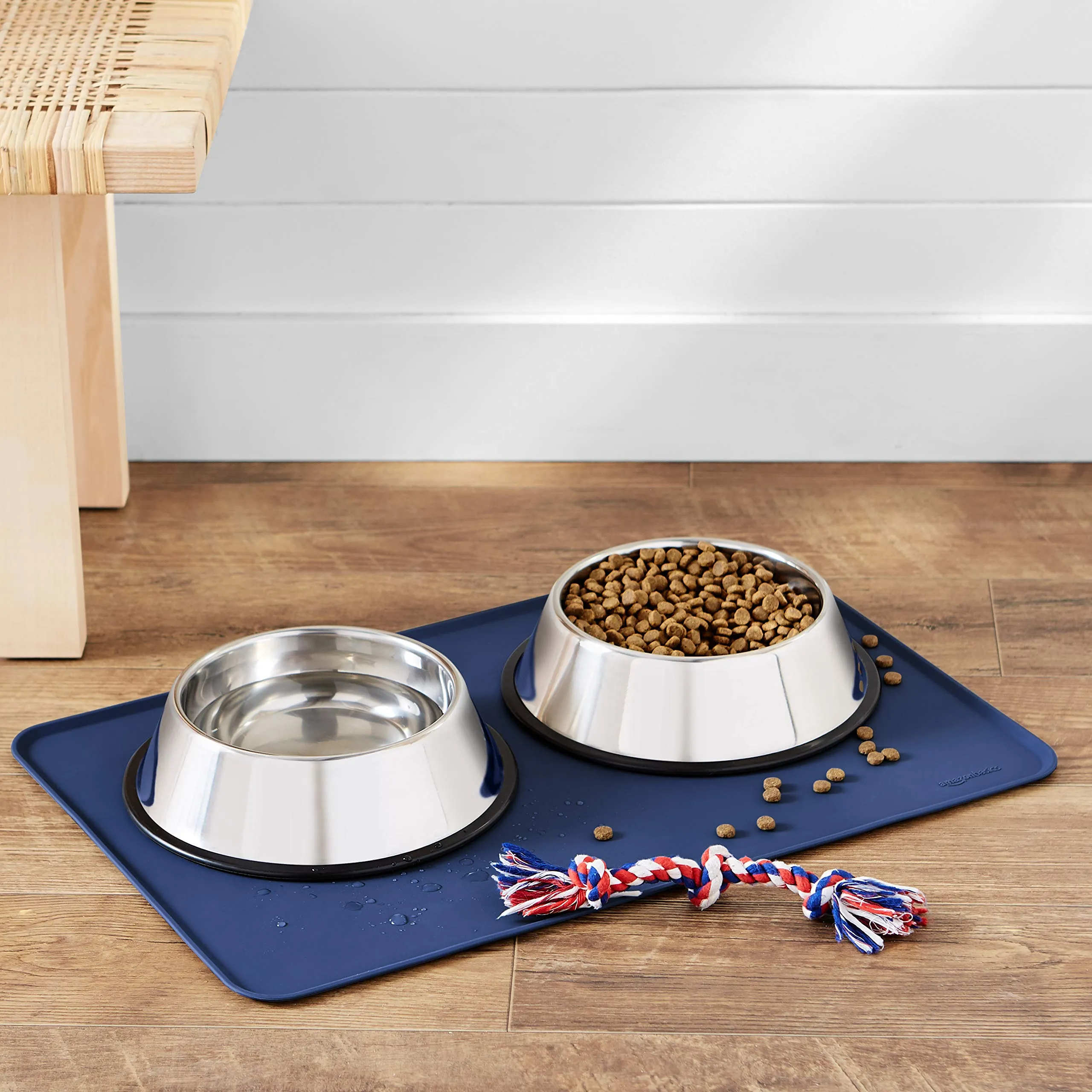 Amazon Basics Tappetino Sottociotola per Animali Domestici in Silicone, Impermeabile, 61 x 41 cm, Blu - immagine 5