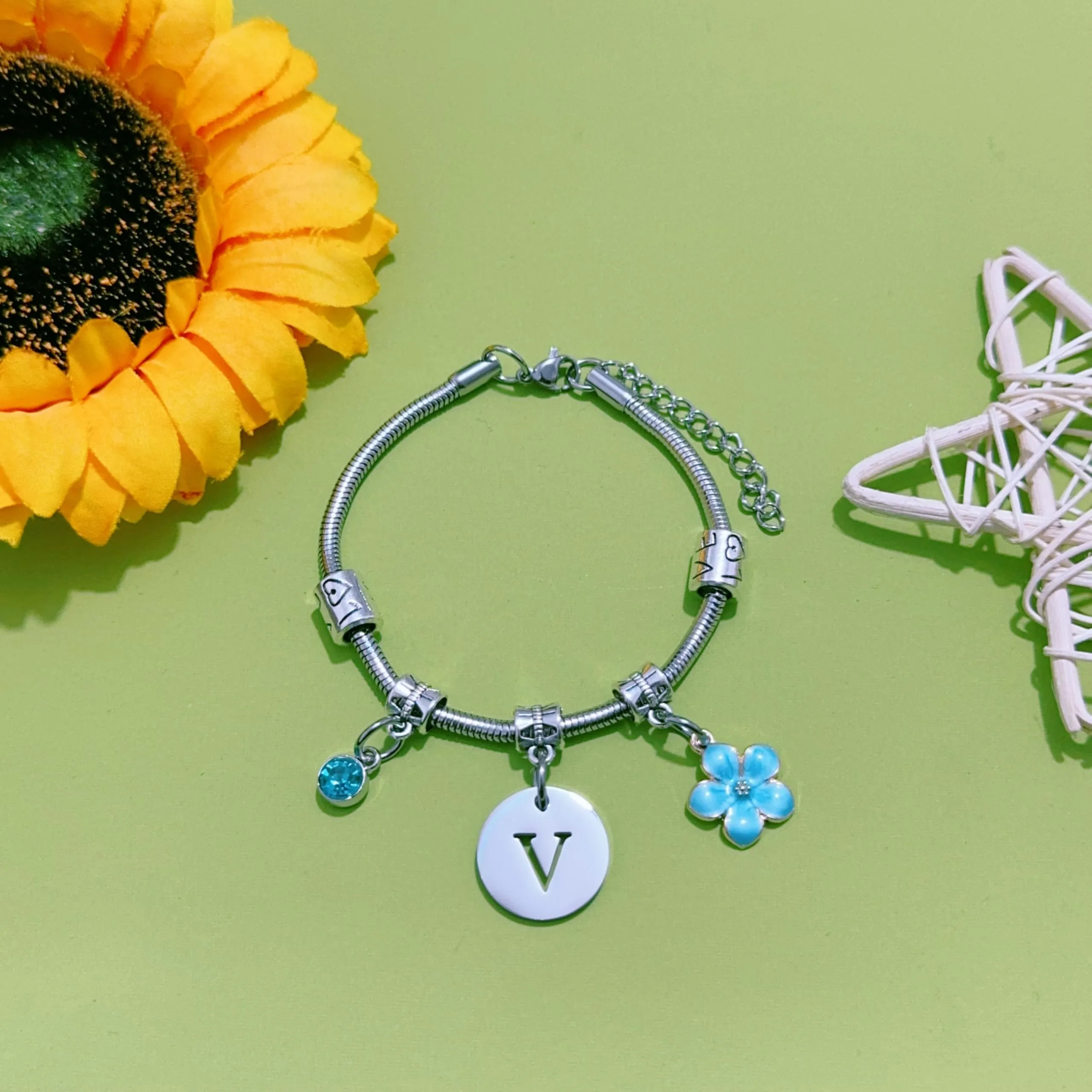 ZYMGUO Bracciale con Ciondolo Lettera V in Acciaio Inossidabile Colore Argento - immagine 2