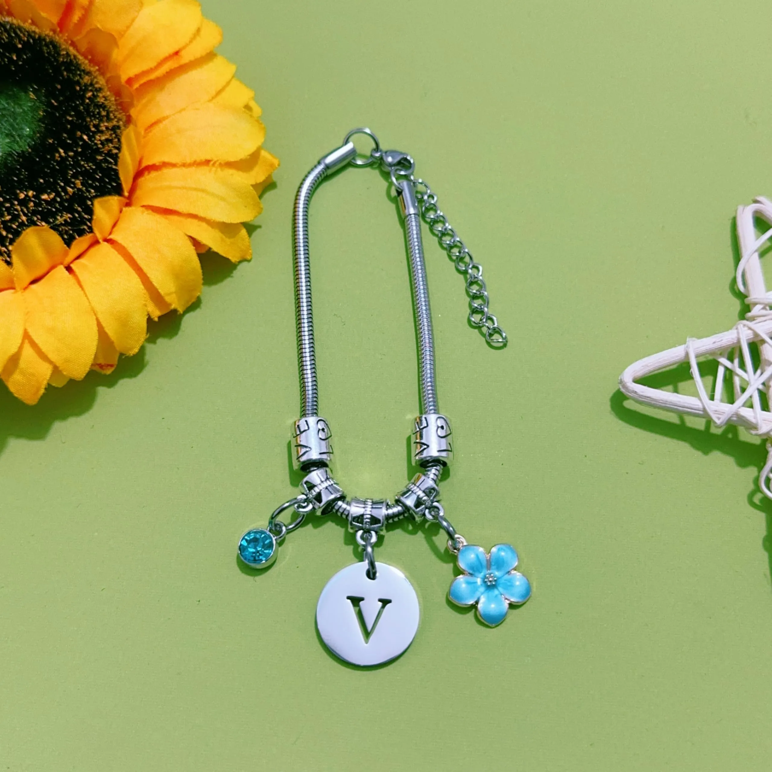 ZYMGUO Bracciale con Ciondolo Lettera V in Acciaio Inossidabile Colore Argento - immagine 3