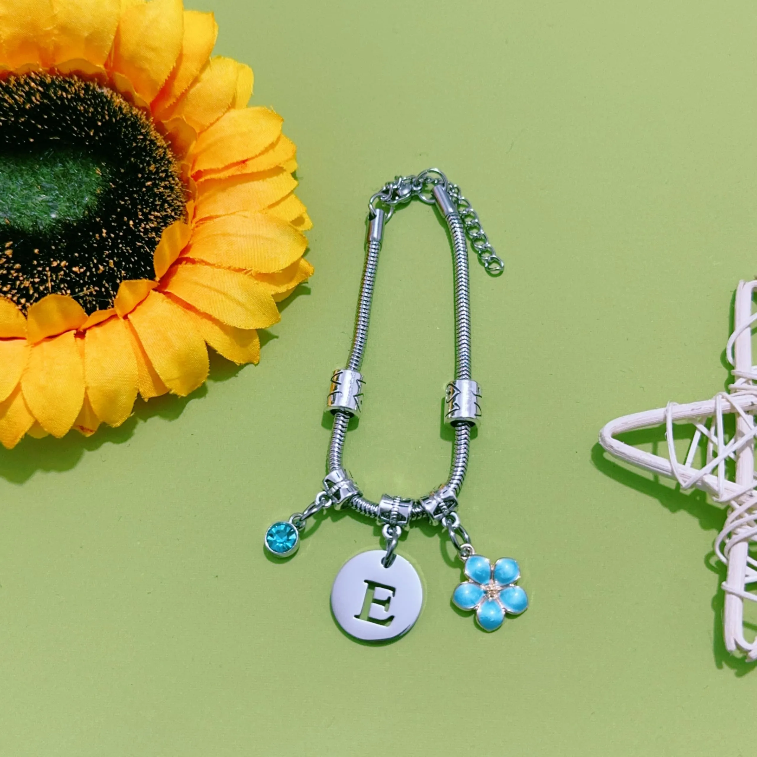 ZYMGUO Bracciale con Iniziale Lettera E, Acciaio Inossidabile Colore Argento - immagine 3
