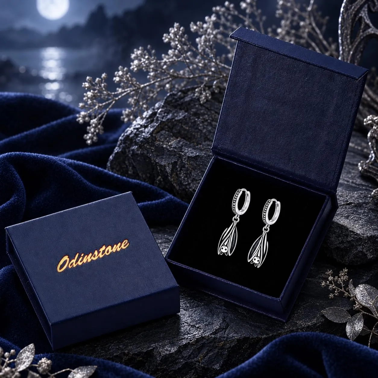 Odinstone Orecchini Pipistrello Gotici Rune Vichinghe, Argento Nero - immagine 5