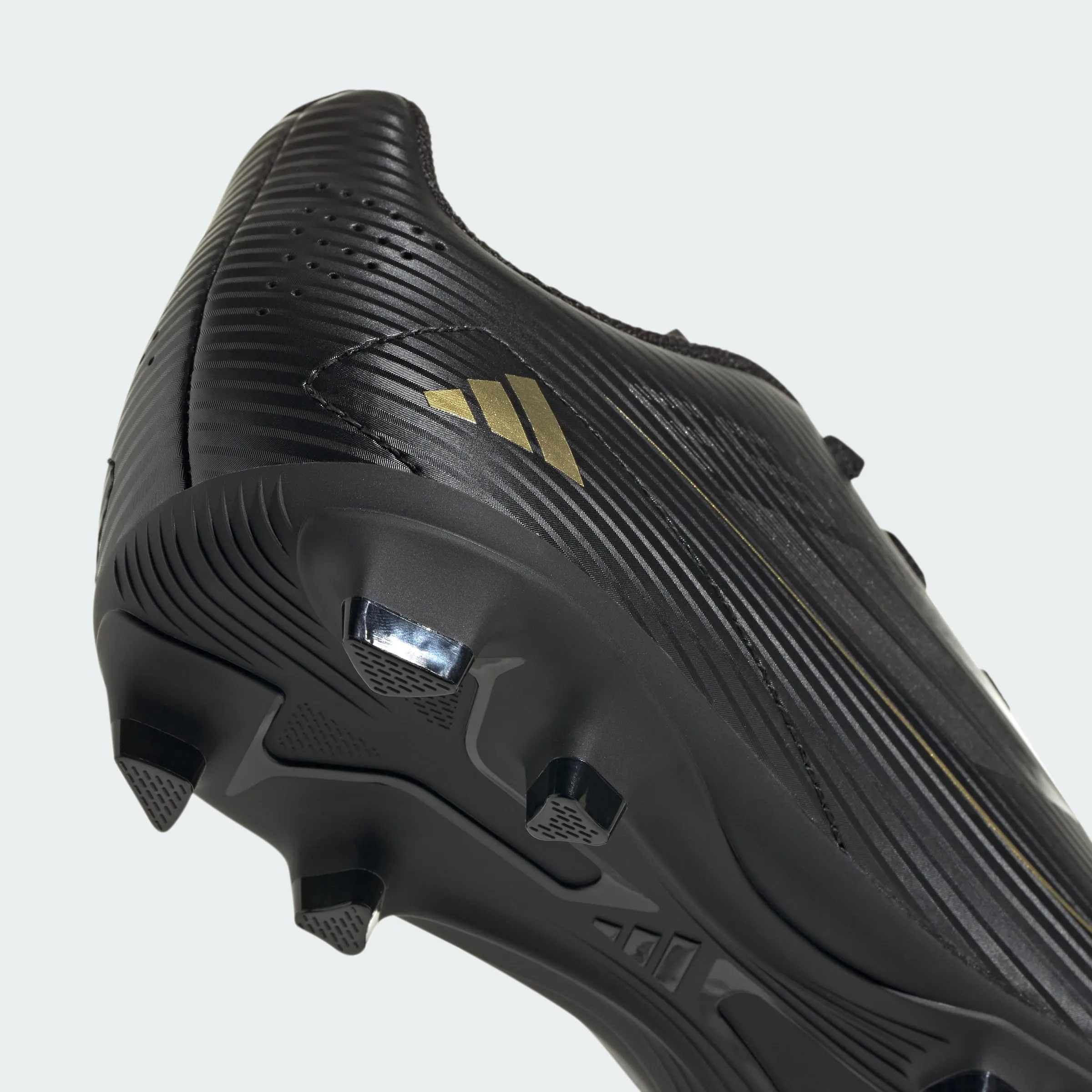 adidas Bambini F50 Club Football Boots Flexible Ground, Core Black/Iron Metallic/Gold, 30 EU - immagine 4