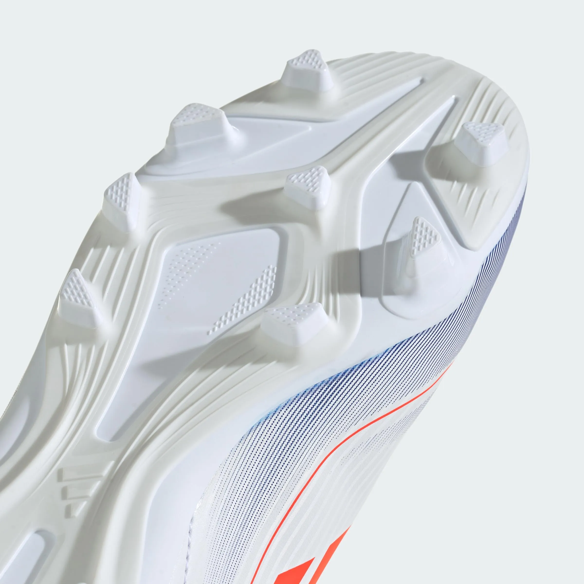 adidas Bambini F50 Club Football Boots, Cloud White / Solar Red / Lucid Blue, 30 EU - immagine 4