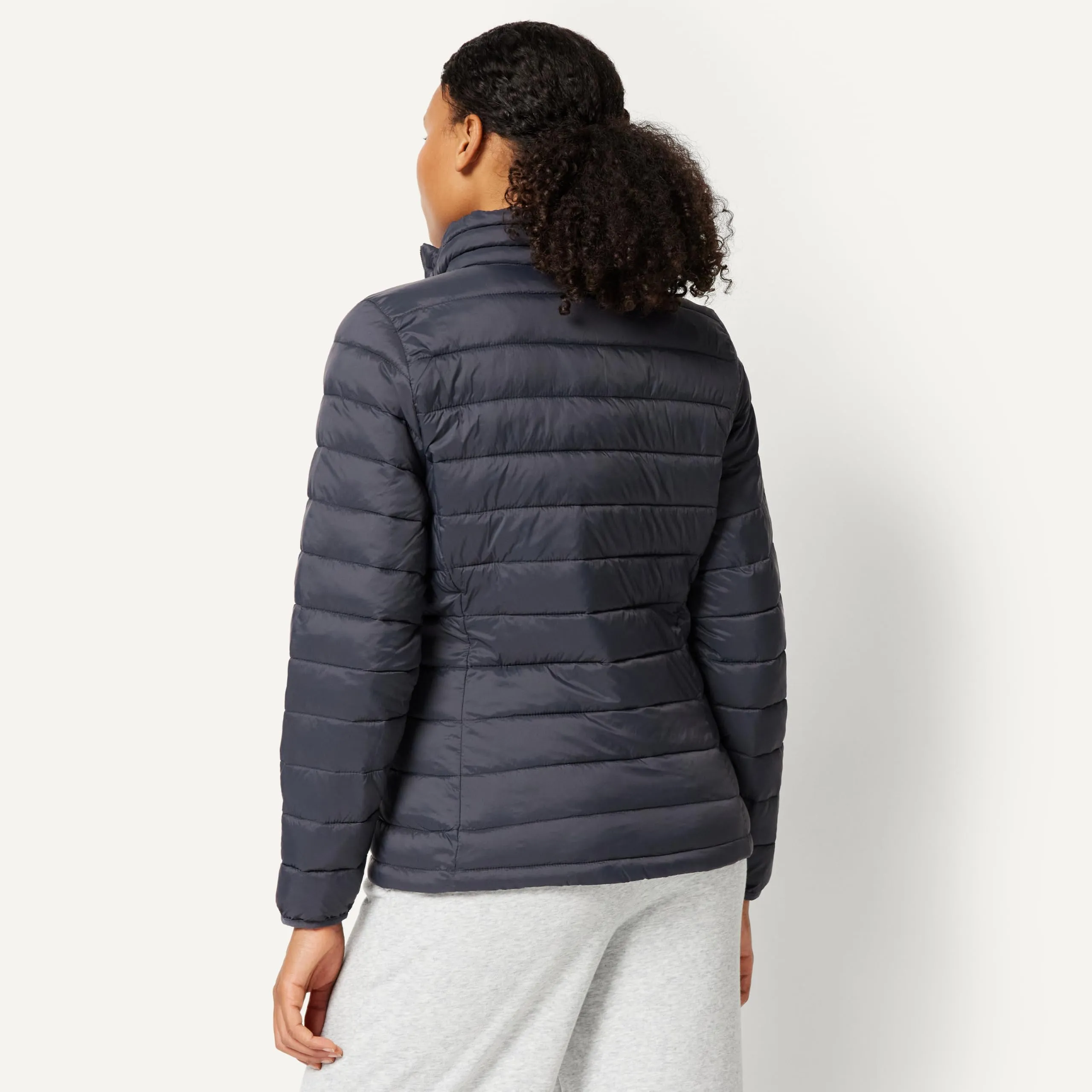 Amazon Essentials Piumino leggero resistente all'acqua ripiegabile Donna, Carbone, M - immagine 3