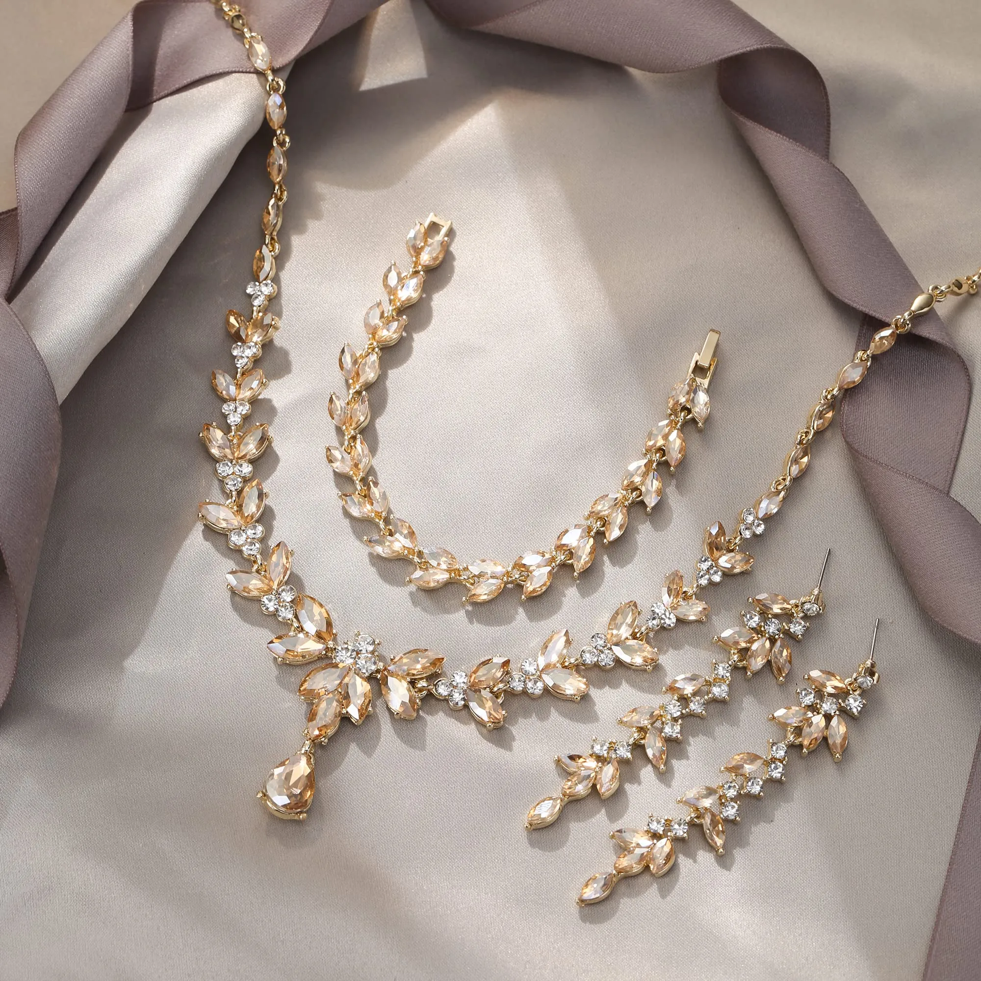 EVER FAITH Set di Gioielli in Cristallo Austriaco con Collana a Foglie, Orecchini Pendenti e Bracciale Tennis, Oro - immagine 3