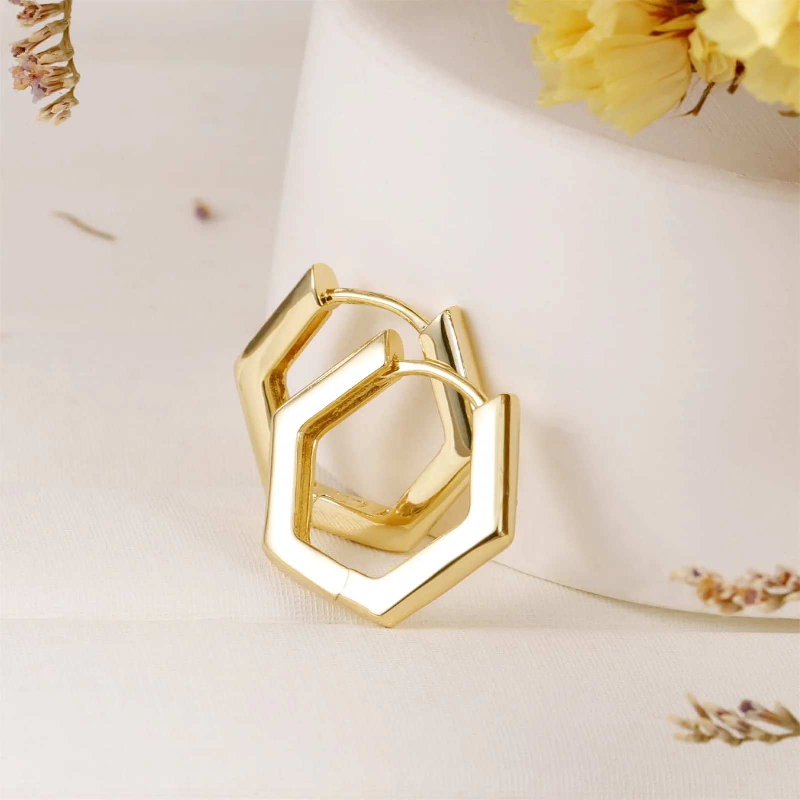 ALEXCRAFT Orecchini a Cerchio Pentagonali Dorati in Ottone Placcato Oro 14k SCEU111G - immagine 5