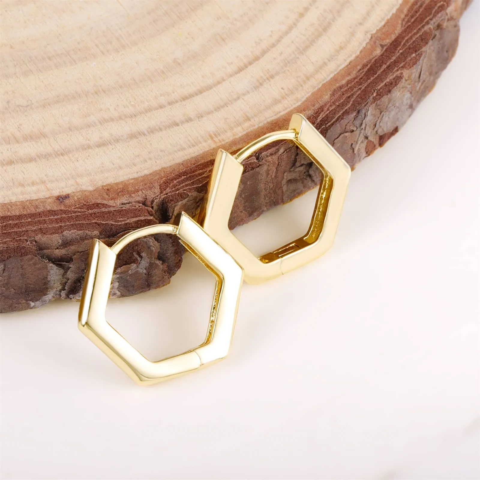 ALEXCRAFT Orecchini a Cerchio Pentagonali Dorati in Ottone Placcato Oro 14k SCEU111G - immagine 6