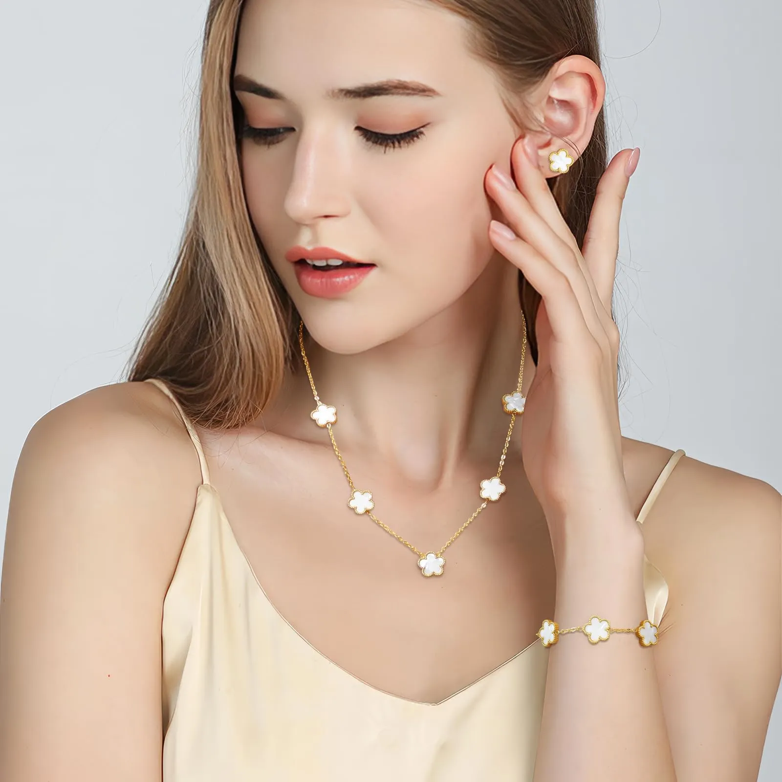 JYIXXZX Set di Gioielli Quadrifoglio da Donna in Acciaio Inossidabile Placcato Oro 18K con Collana, Orecchini e Bracciale (Bianco) - immagine 4