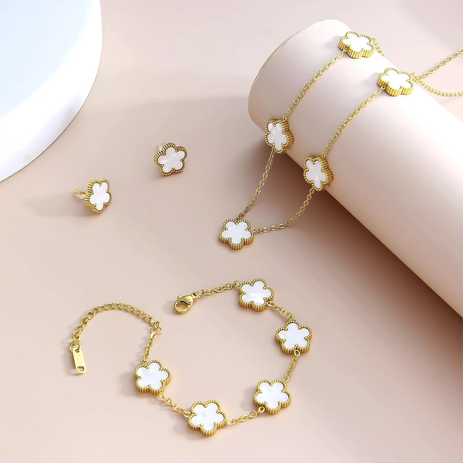 JYIXXZX Set di Gioielli Quadrifoglio da Donna in Acciaio Inossidabile Placcato Oro 18K con Collana, Orecchini e Bracciale (Bianco) - immagine 5